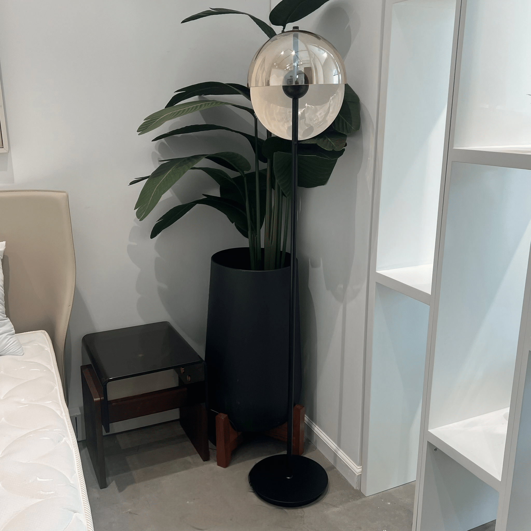 מנורה רצפה יוקרתית כובע זכוכית אפור דגם פלור מנורה רצפה יוקרתית כובע זכוכית אפור דגם פלור