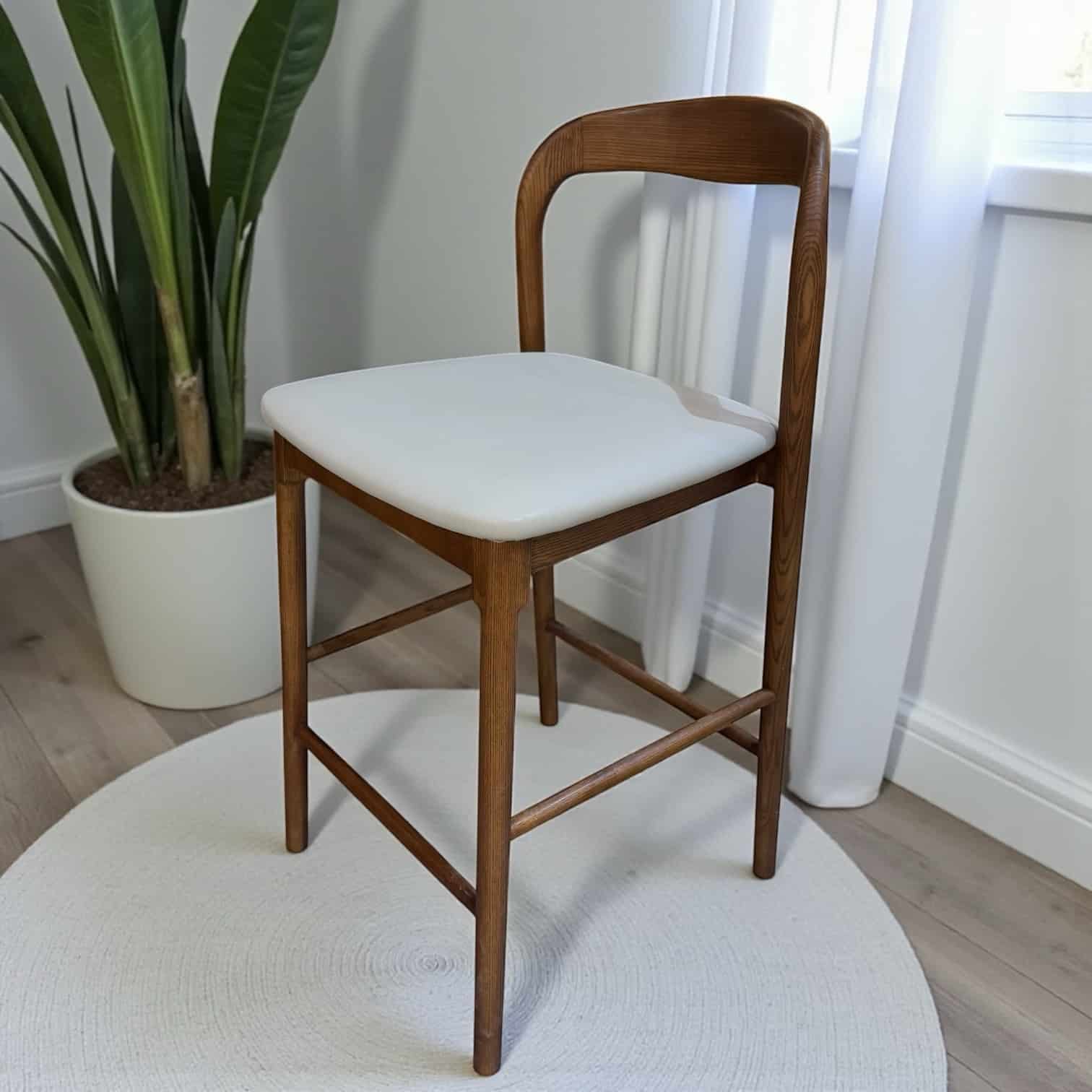 כסא בר יוקרתי לוק דמוי עור אבן רגל עץ אגוז כהה דגם אמנדה כסא בר יוקרתי לוק דמוי עור אבן רגל עץ אגוז כהה דגם אמנדה