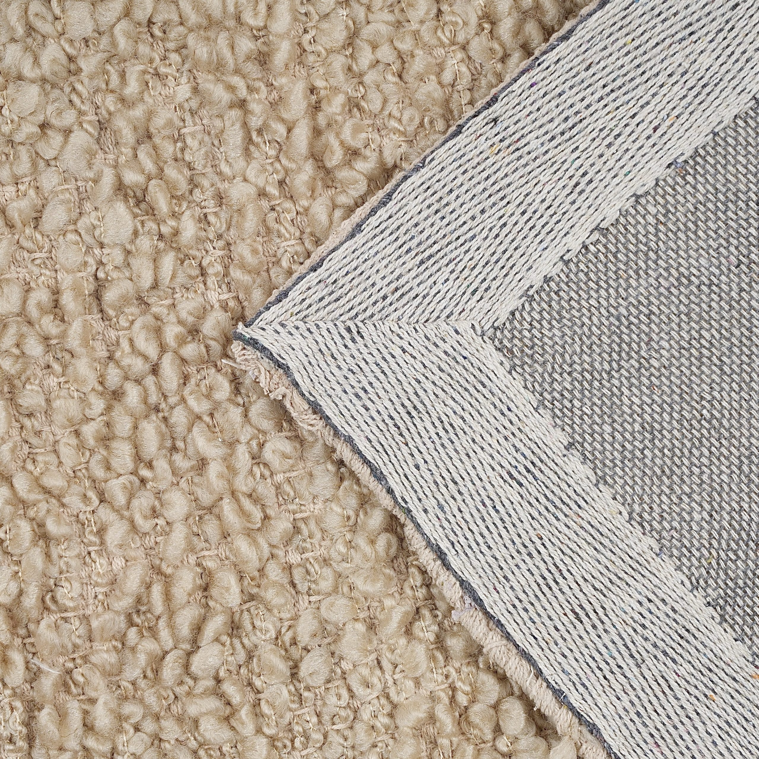 שטיח וכריות דגם אדמס בוקלה בגוון בז