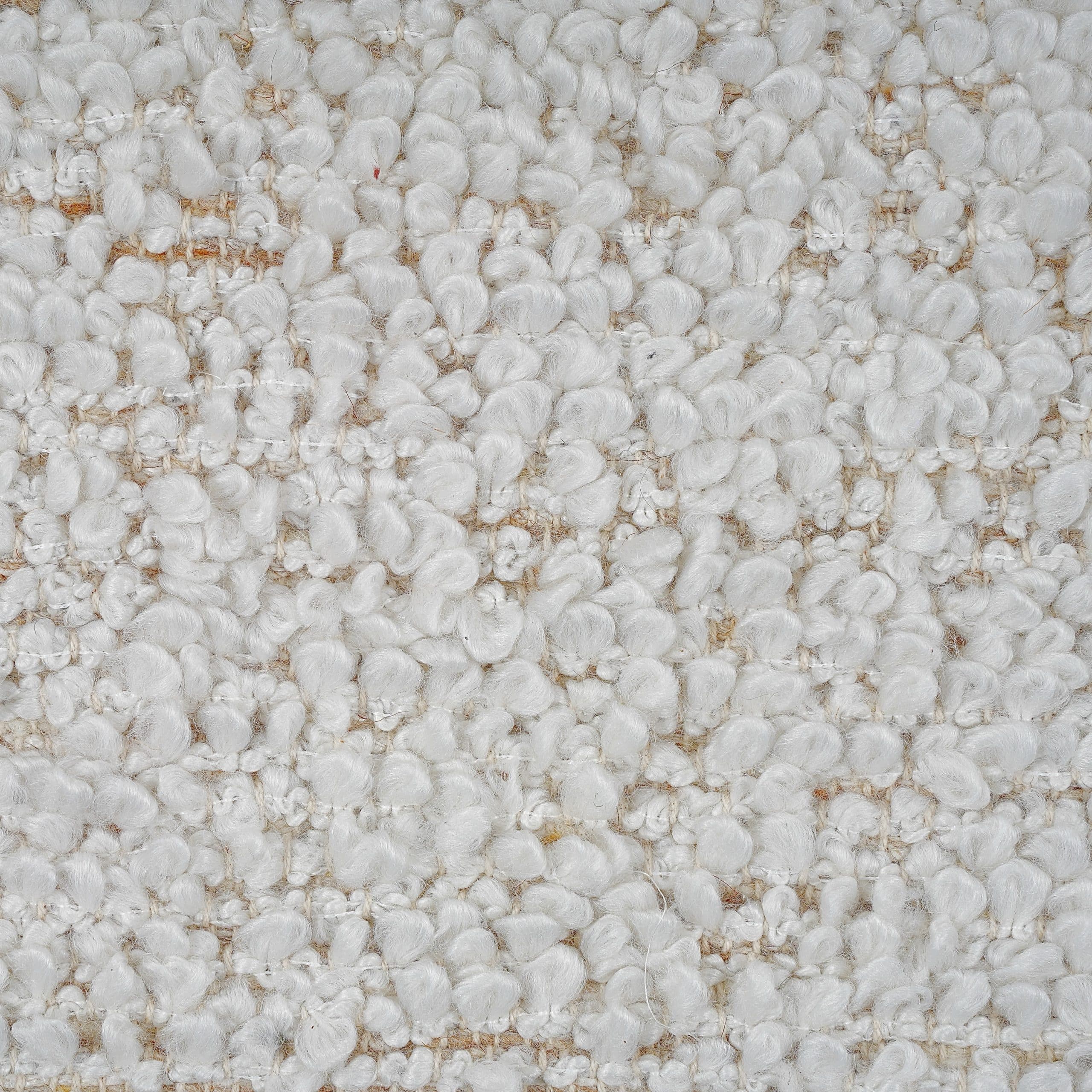 שטיח וכריות דגם אדמס בוקלה בגוון שמנת בסגנון בוהו חמים