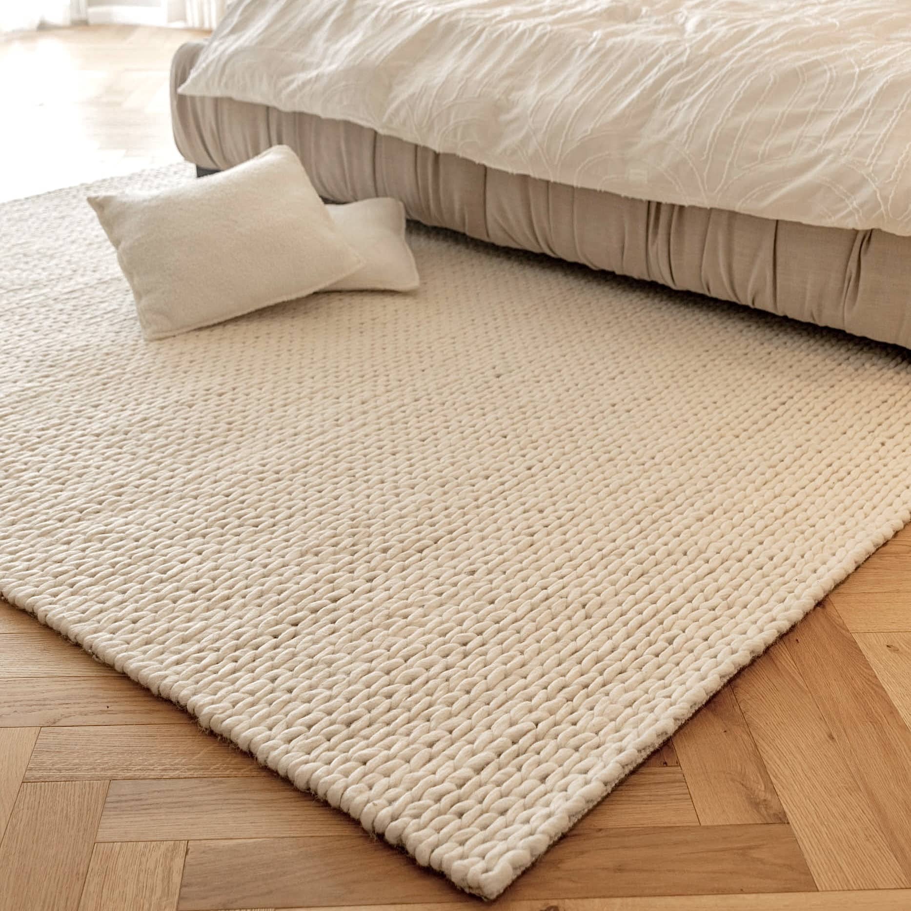 שטיח צמר יוקרתי בעבודת יד דגם אואזיס בגוון שמנת- מהדורה מצומצמת! שטיח צמר יוקרתי בעבודת יד דגם אואזיס בגוון שמנת- מהדורה מצומצמת!