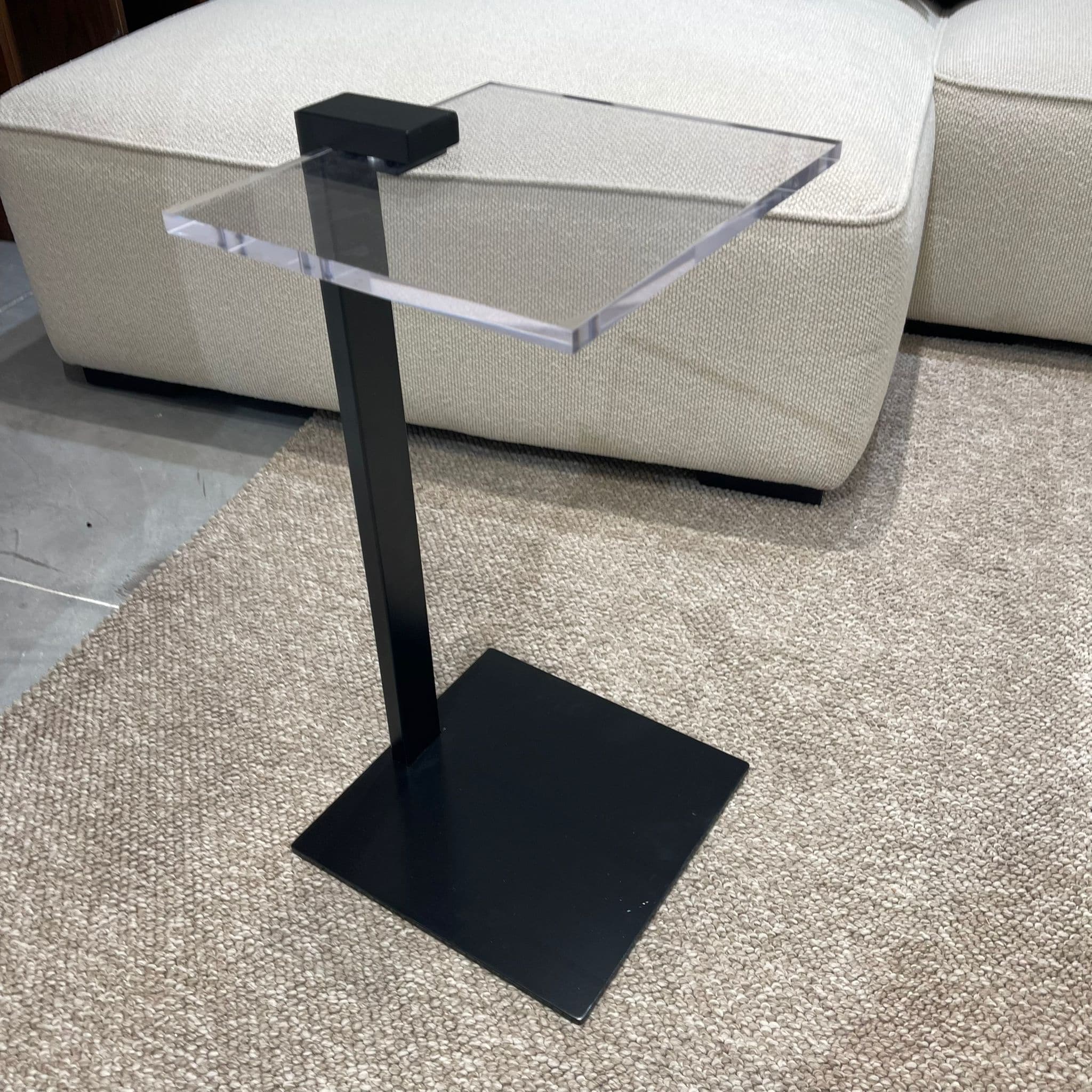 נשכן יוקרתי טופ אקריל רגל שחור מט דגם סופיטל נשכן יוקרתי טופ אקריל רגל שחור מט דגם סופיטל