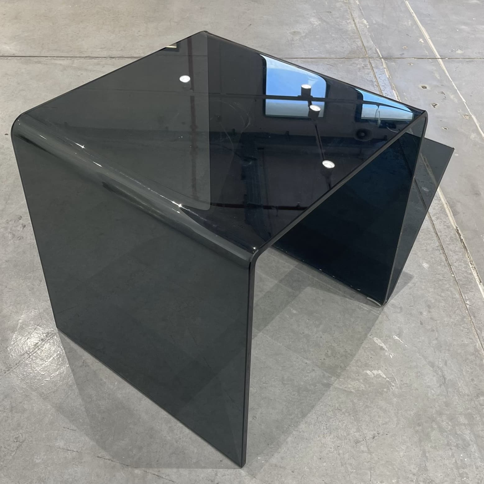 שולחן צד יוקרתי מעמד לספרים זכוכית אפורה דגם פלור שולחן צד יוקרתי מעמד לספרים זכוכית אפורה דגם פלור