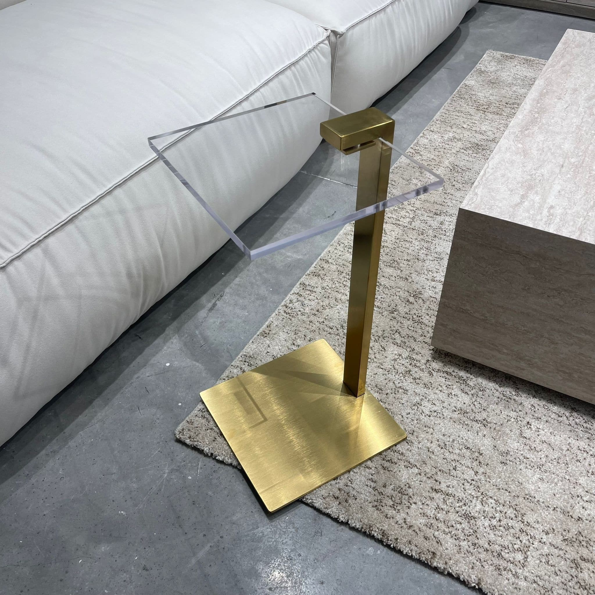 שולחן צד- נשכן יוקרתי טופ אקריל רגל זהב מוברש דגם סופיטל שולחן צד- נשכן יוקרתי טופ אקריל רגל זהב מוברש דגם סופיטל