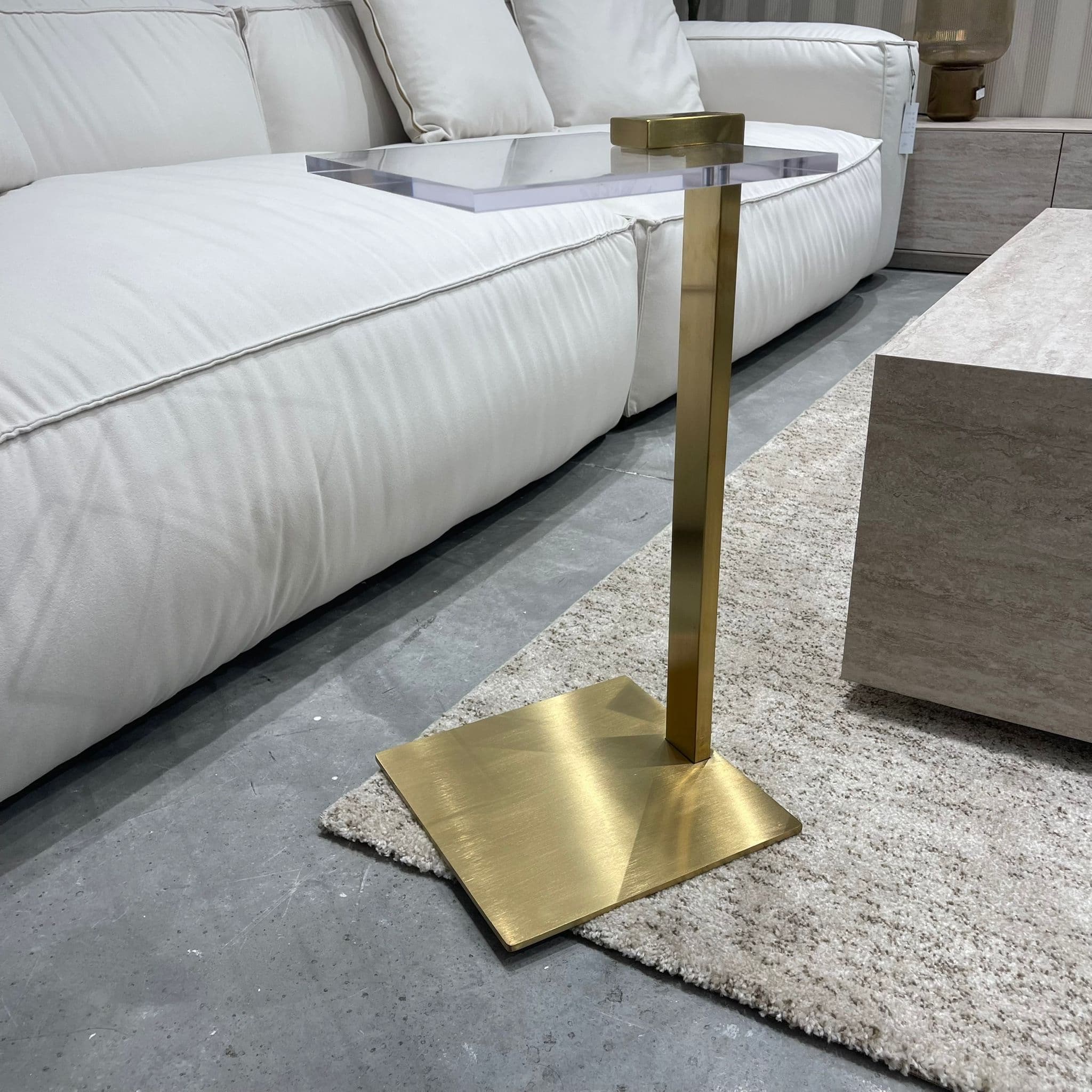 שולחן צד- נשכן יוקרתי טופ אקריל רגל זהב מוברש דגם סופיטל שולחן צד- נשכן יוקרתי טופ אקריל רגל זהב מוברש דגם סופיטל