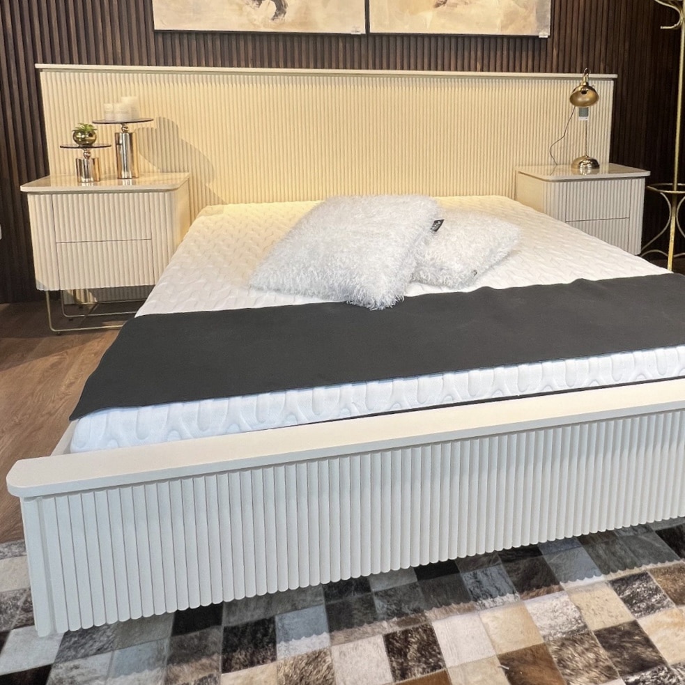 מיטה דגם אלפא גוון שמנת מאט - חיסול מתצוגה מיטה דגם אלפא גוון שמנת מאט - חיסול מתצוגה