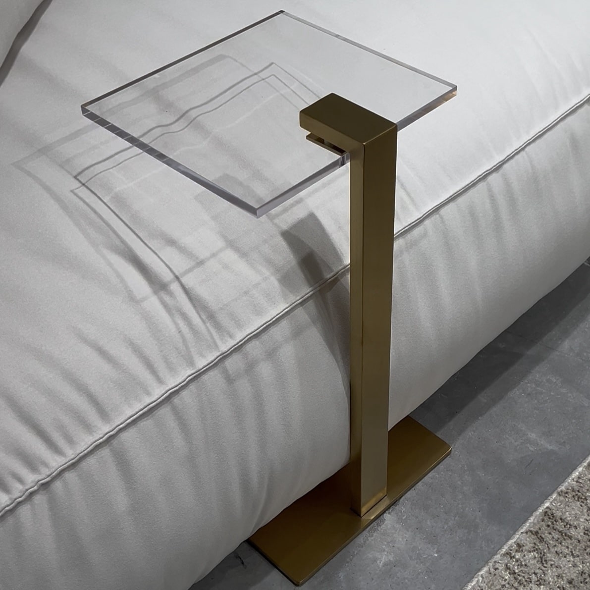שולחן צד- נשכן יוקרתי טופ אקריל רגל זהב מוברש דגם סופיטל שולחן צד- נשכן יוקרתי טופ אקריל רגל זהב מוברש דגם סופיטל