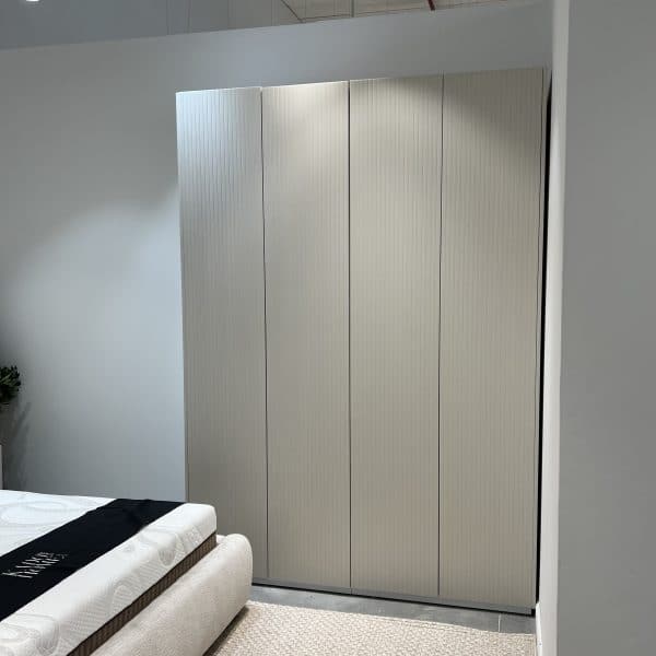 ארון נגרות דלתות פתיחה דגם קאטלייה חריטה | ייצור בעיצוב אישי