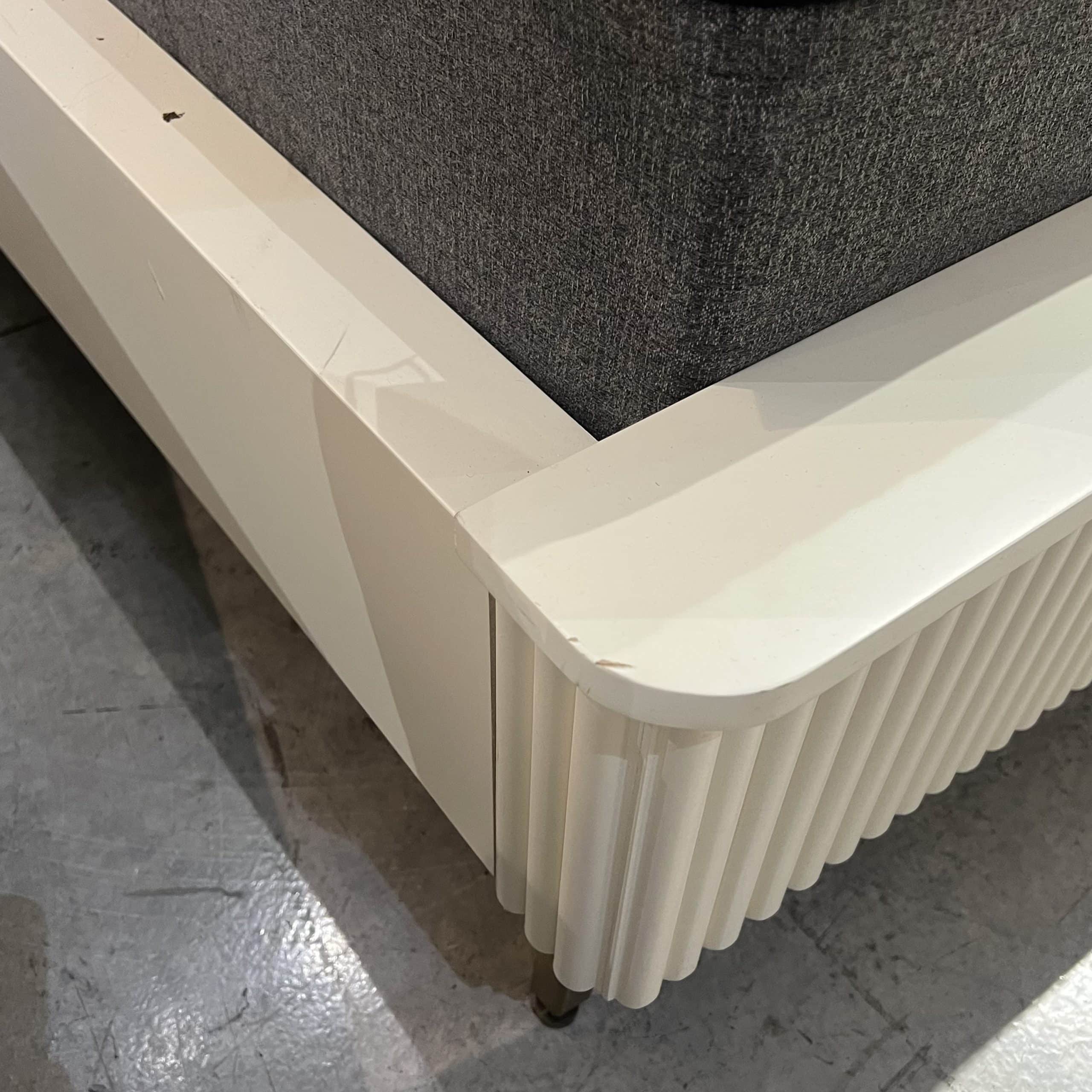 מיטה דגם אלפא גוון שמנת מאט - חיסול מתצוגה מיטה דגם אלפא גוון שמנת מאט - חיסול מתצוגה