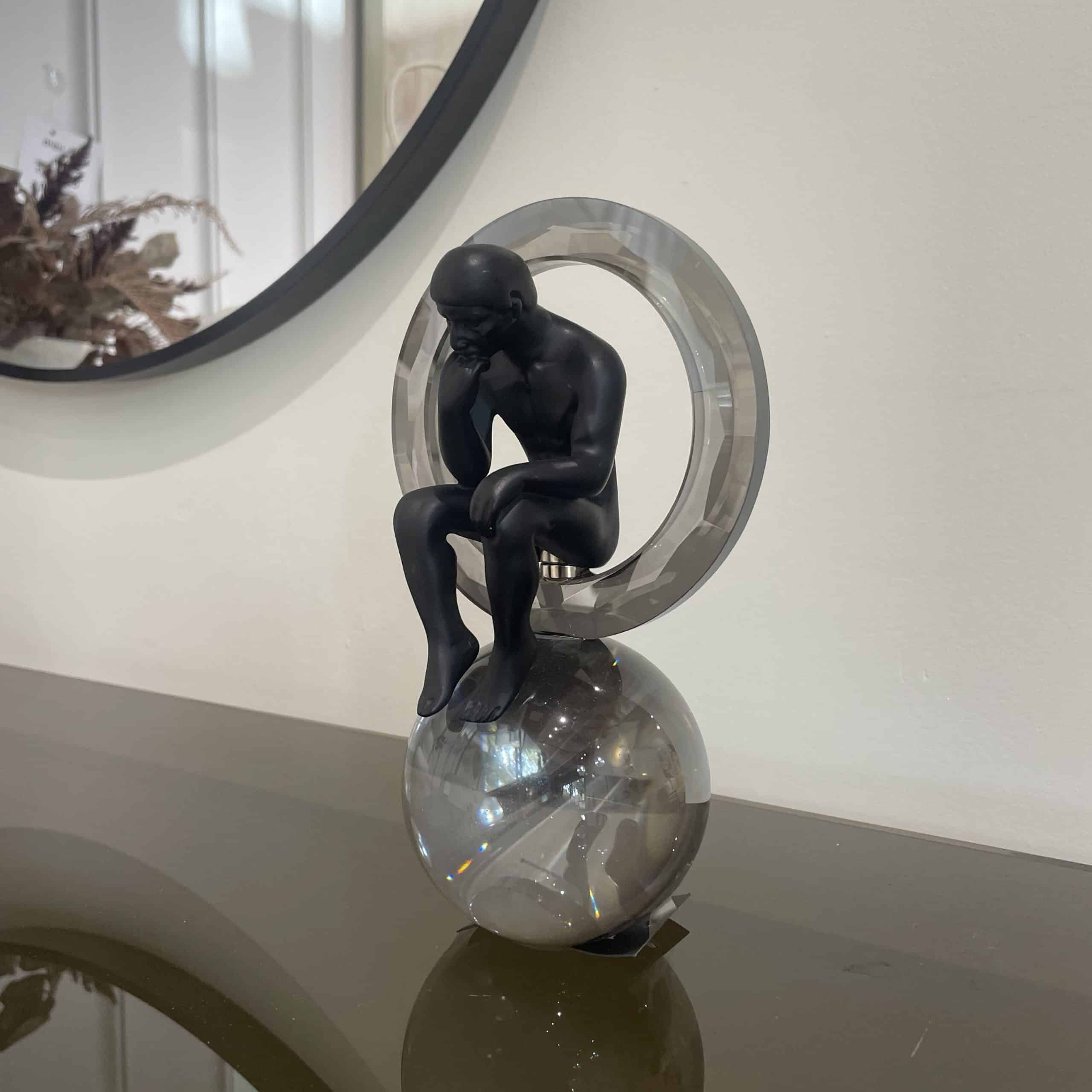 פסל איש יושב על כדור מושחר דגם איקו פסל איש יושב על כדור מושחר דגם איקו