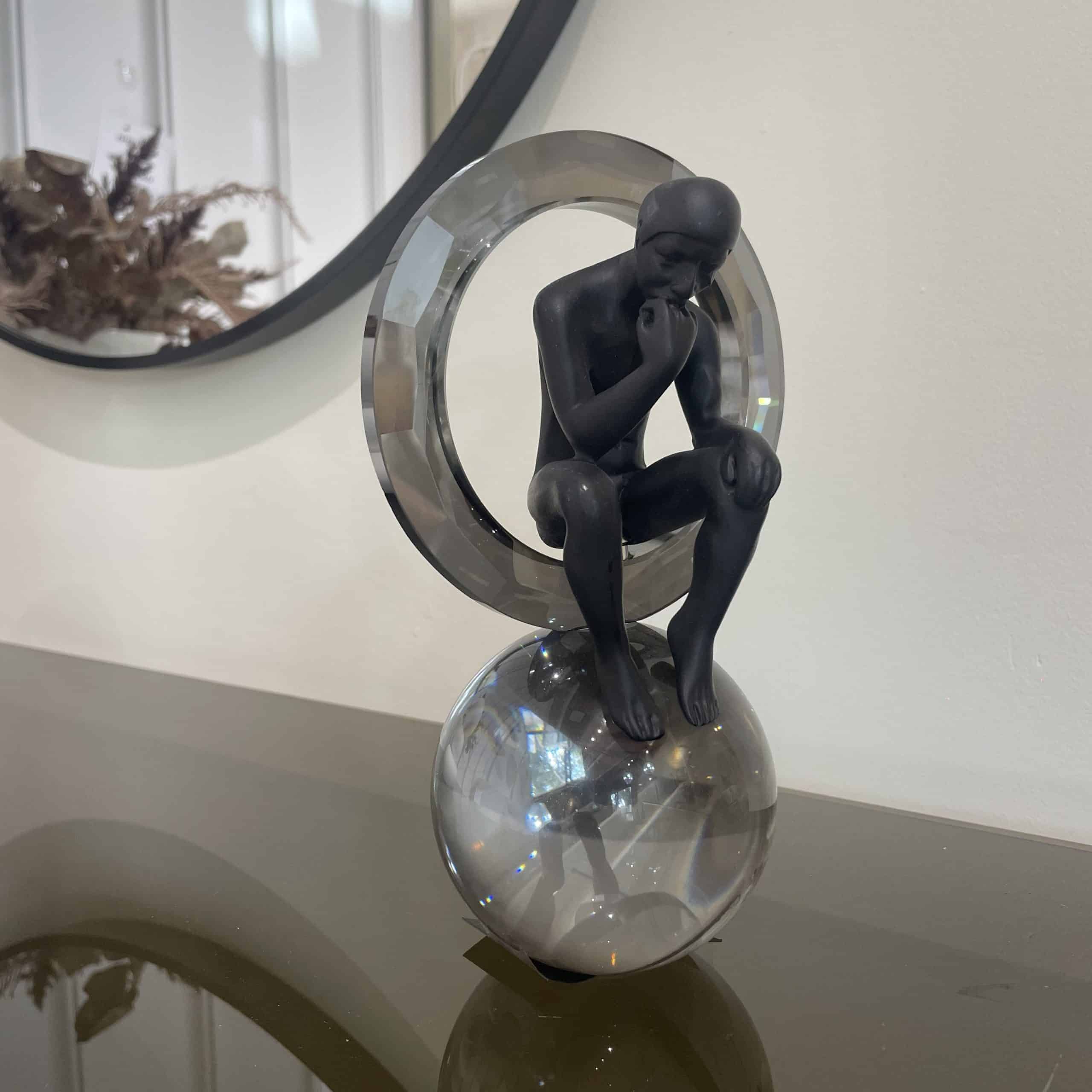 פסל איש יושב על כדור מושחר דגם איקו פסל איש יושב על כדור מושחר דגם איקו