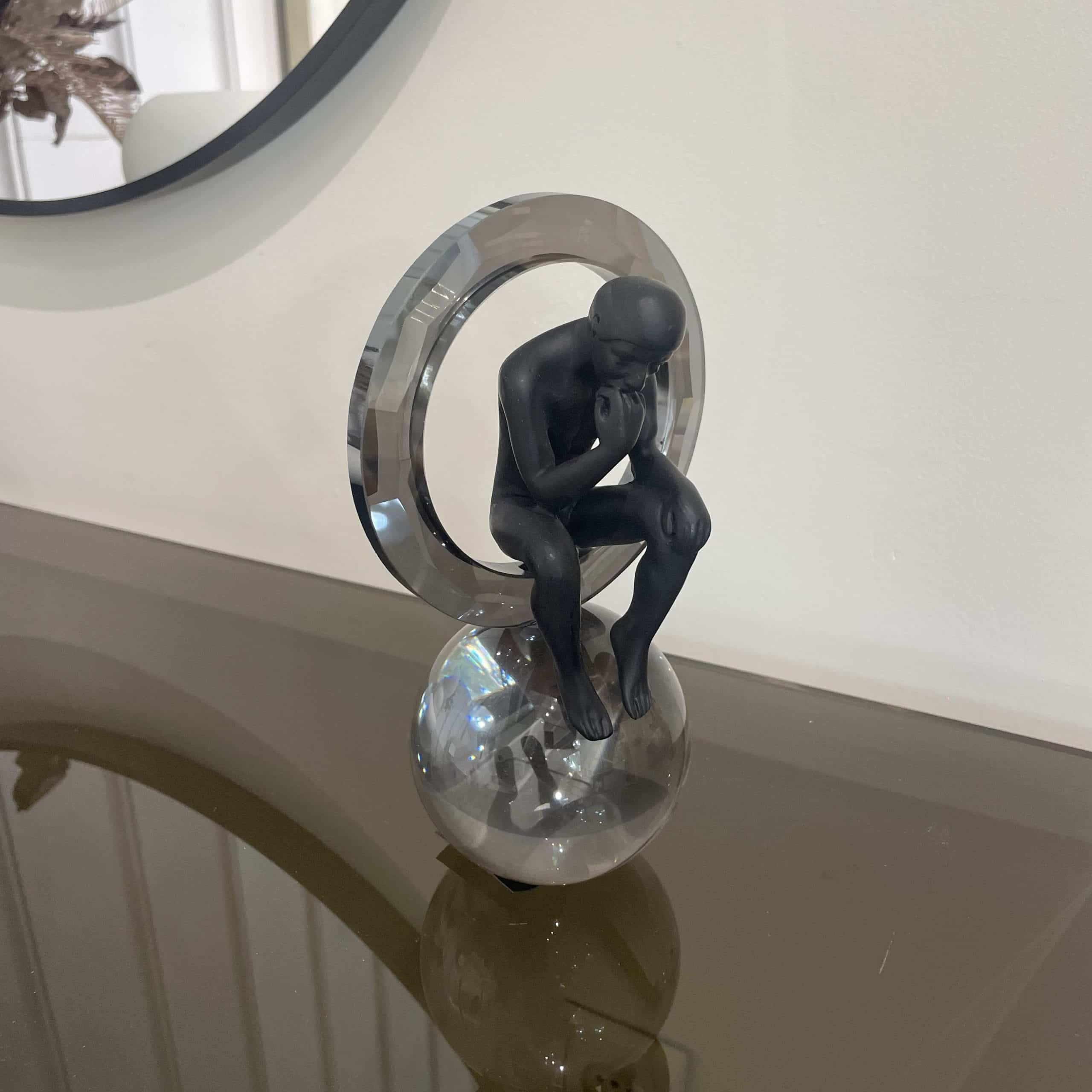 פסל איש יושב על כדור מושחר דגם איקו פסל איש יושב על כדור מושחר דגם איקו