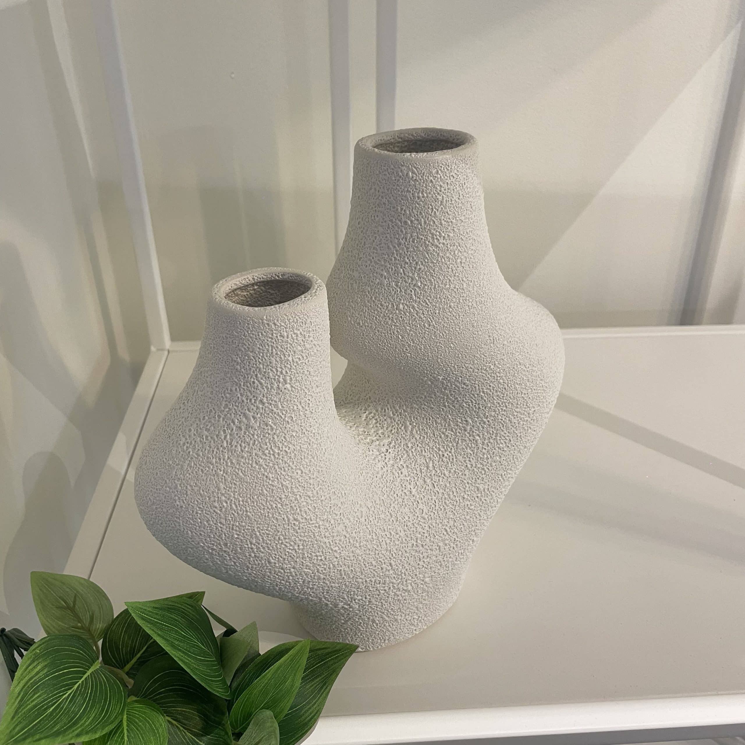 כד קרמיקה צינור 2 פיות לבן דגם איקו כד קרמיקה צינור 2 פיות לבן דגם איקו