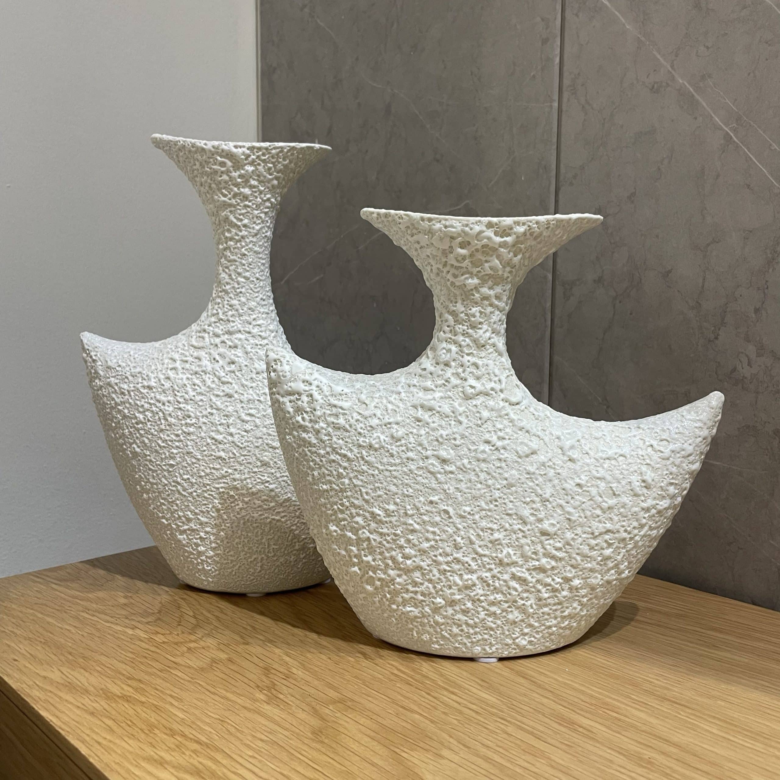 כד קרמיקה לבן טקסטורה בועות סירה דגם איקו כד קרמיקה לבן טקסטורה בועות סירה דגם איקו