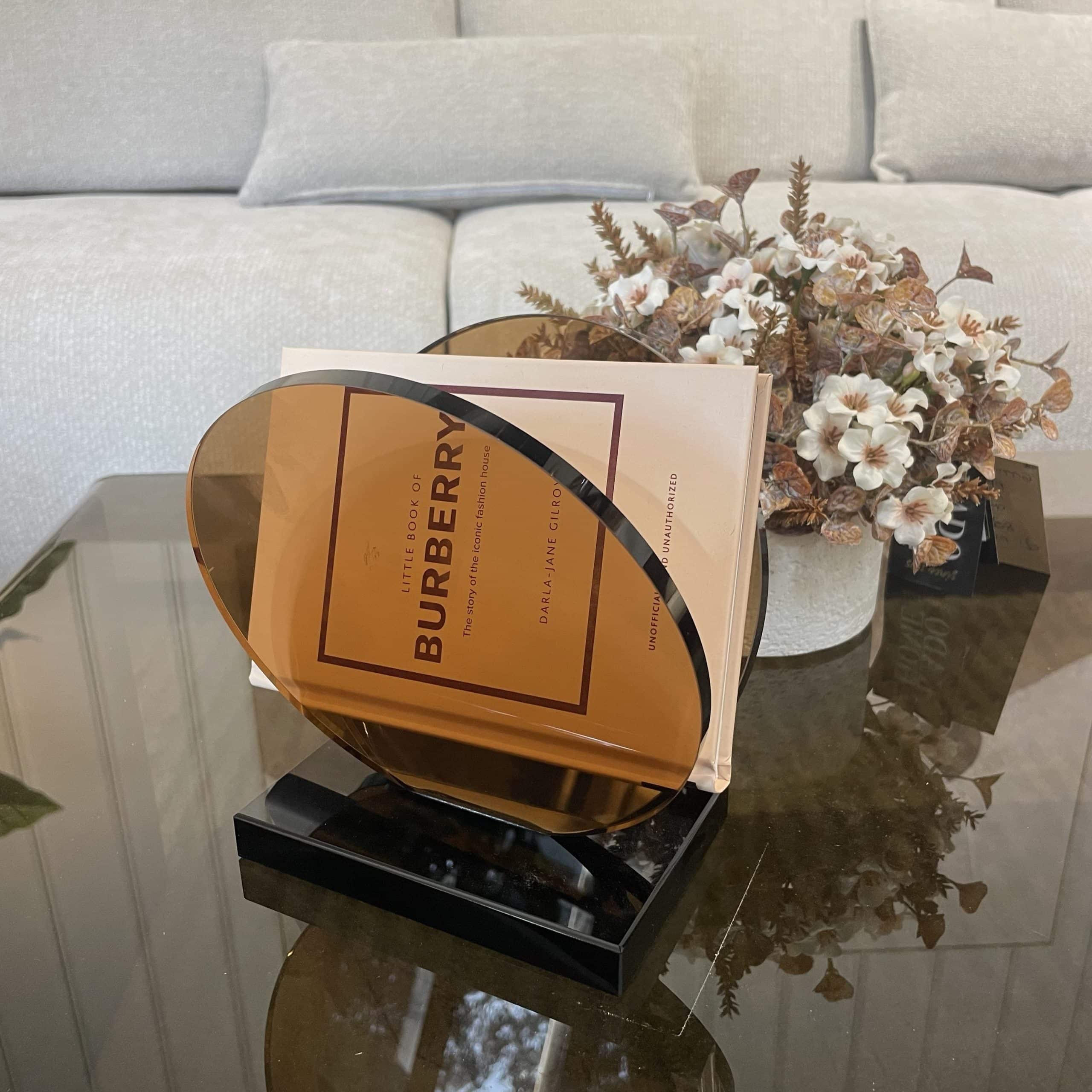 מעמד מחזיק ספרים אקריל חום דגם איקו מעמד מחזיק ספרים אקריל חום דגם איקו