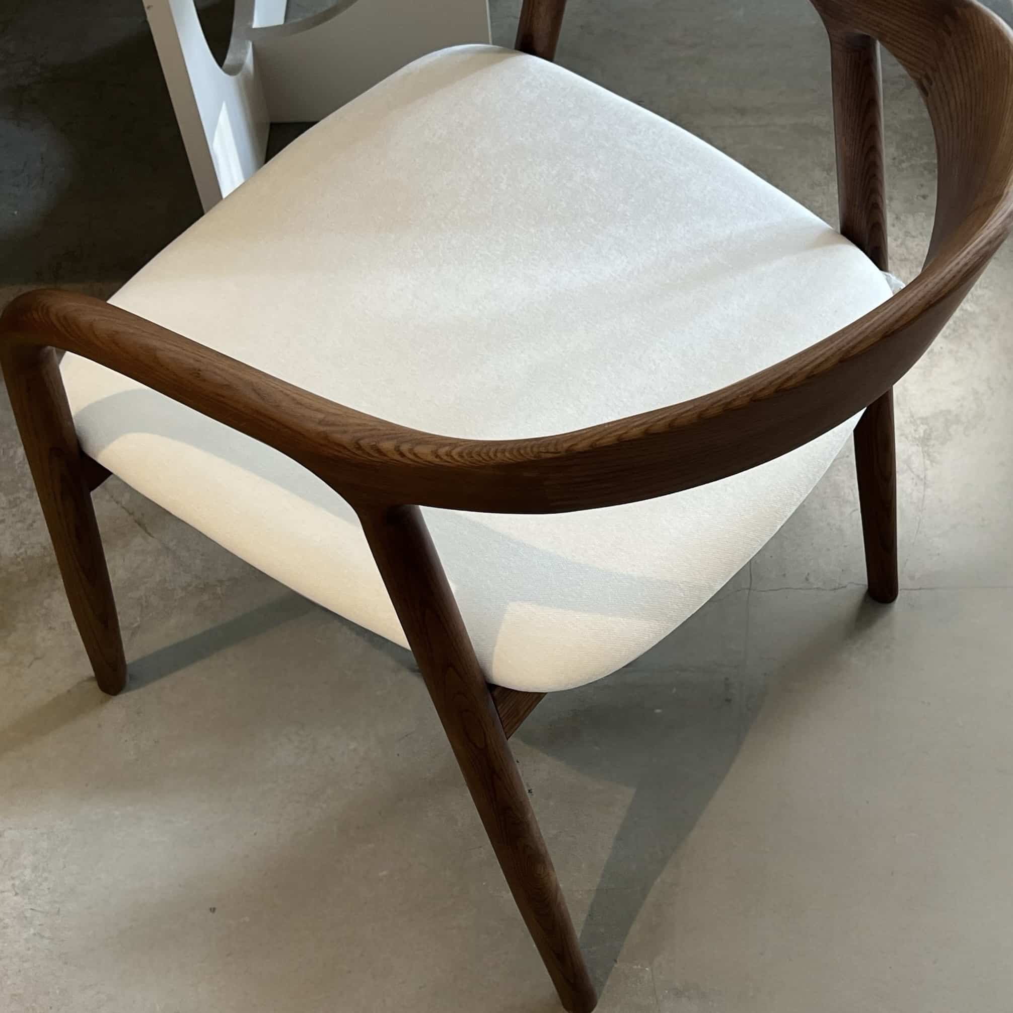 כיסא ברוק אריג אבן רגל עץ כהה דגם אמנדה