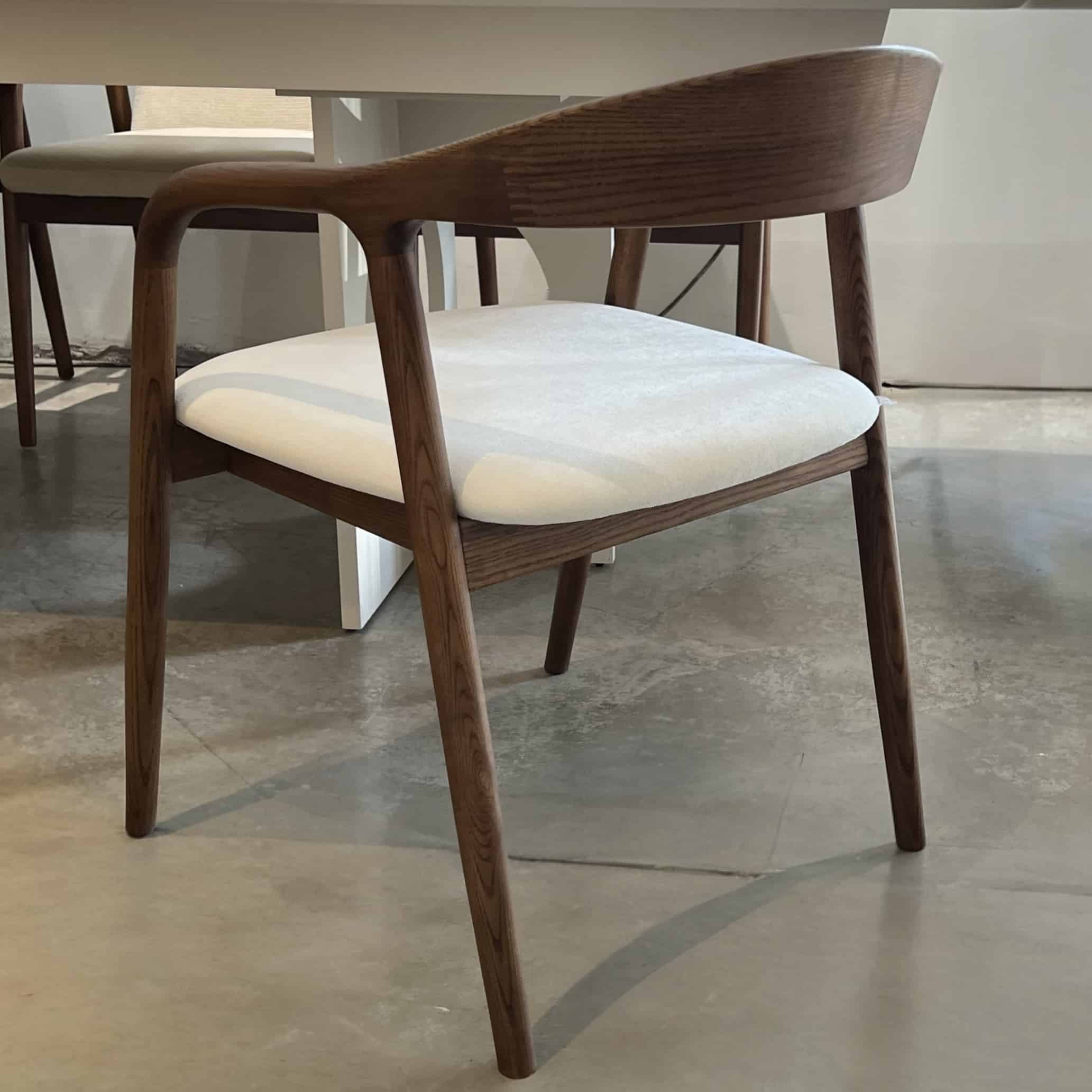 כיסא ברוק אריג אבן רגל עץ כהה דגם אמנדה