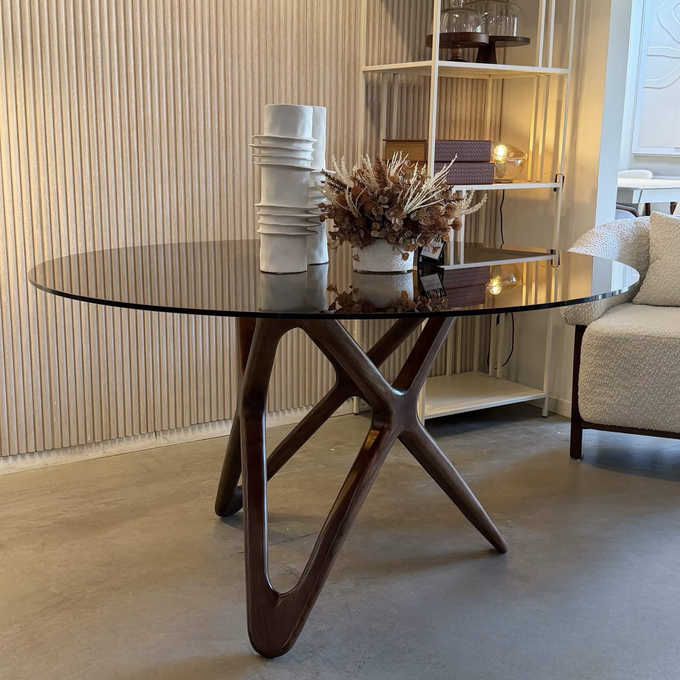 שולחן אוכל עגול דנדי זכוכית חומה רגל אגוז טבעי דגם סופיטל שולחן אוכל עגול דנדי זכוכית חומה רגל אגוז טבעי דגם סופיטל