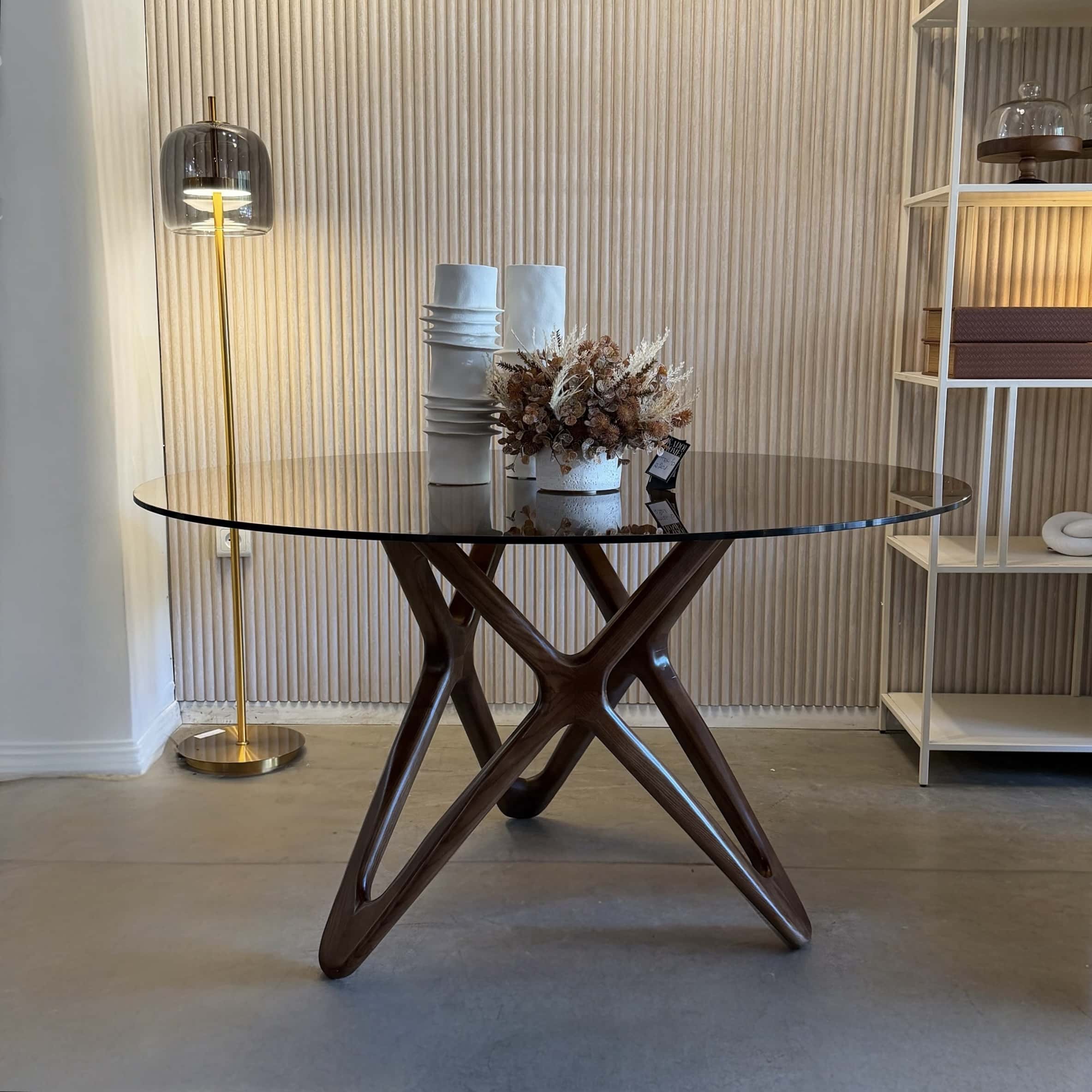 שולחן אוכל עגול דנדי זכוכית חומה רגל אגוז טבעי דגם סופיטל שולחן אוכל עגול דנדי זכוכית חומה רגל אגוז טבעי דגם סופיטל