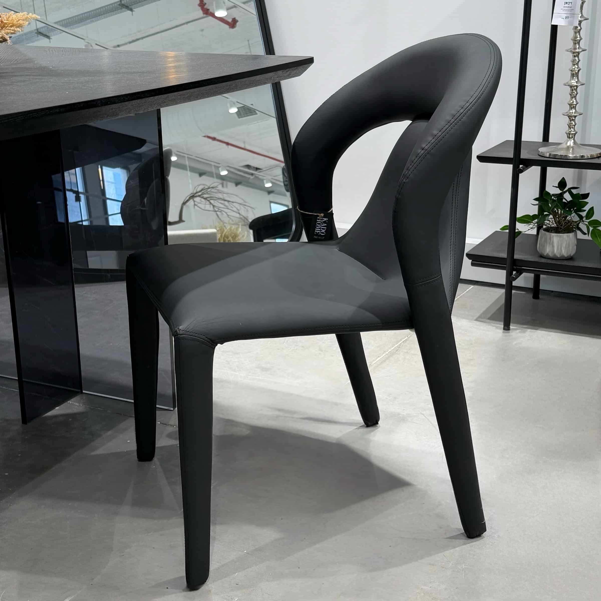 כיסא מעוצב פומפיי שחור דגם סופיטל כיסא מעוצב פומפיי שחור דגם סופיטל