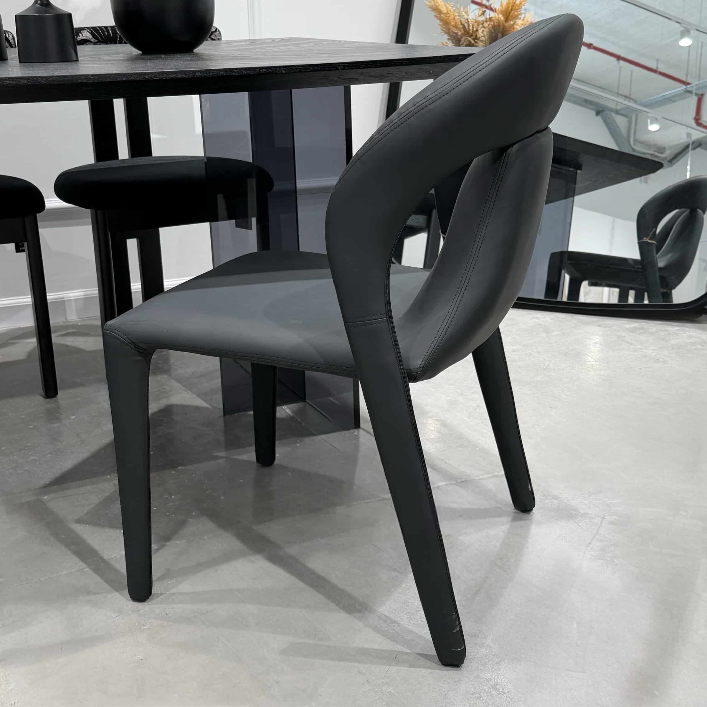 כיסא מעוצב פומפיי שחור דגם סופיטל כיסא מעוצב פומפיי שחור דגם סופיטל