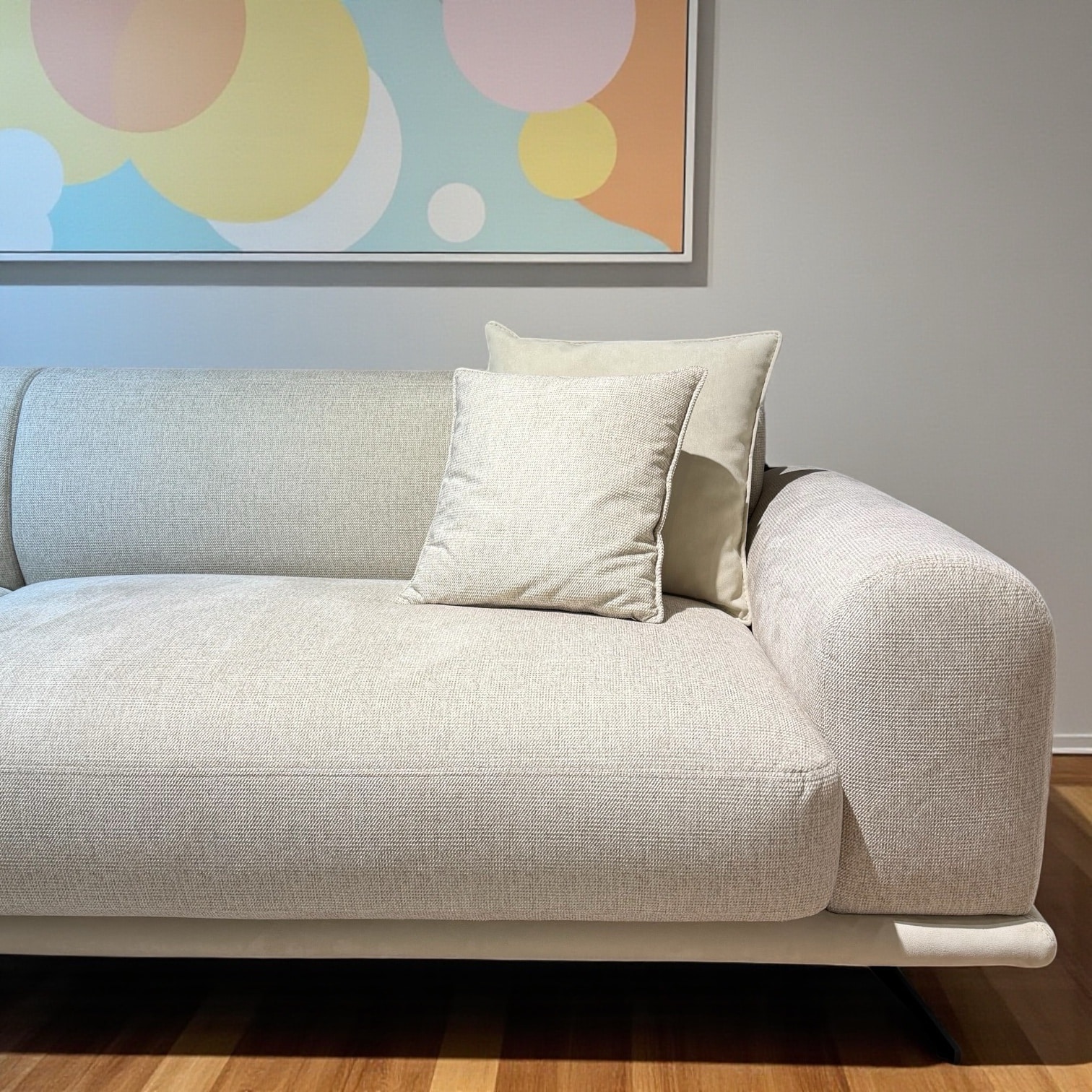 ספה מעוצבת שגם טקסס בגוון אבן - חיסול מתצוגה! ספה מעוצבת שגם טקסס בגוון אבן - חיסול מתצוגה!