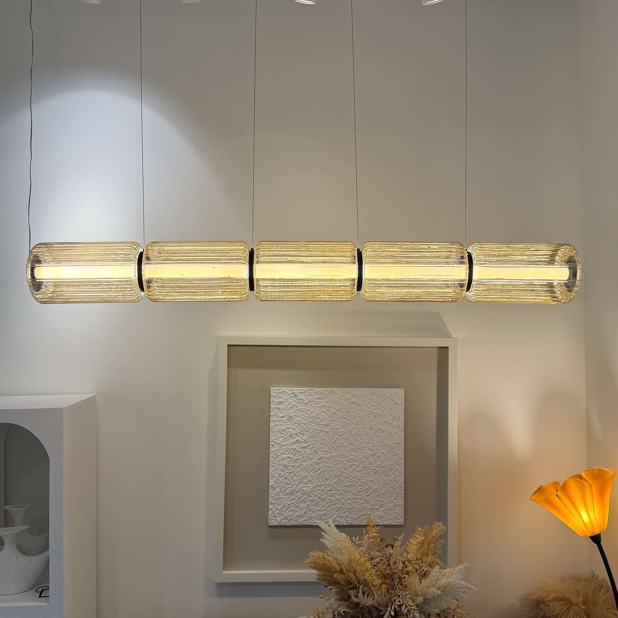 מנורת תליה צינור יוקרתית 5 זכוכיות אמבר 1.56 ס״מ דגם פלור מנורת תליה צינור יוקרתית 5 זכוכיות אמבר 1.56 ס״מ דגם פלור