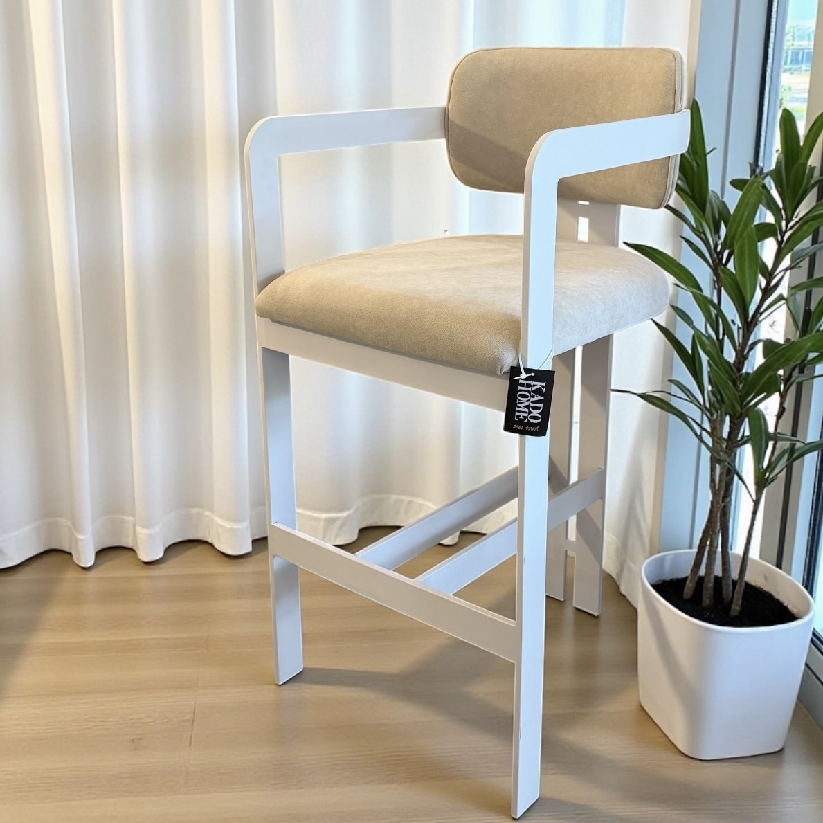 כסא בר מנדי מעוצב יוקרתי רגל שמנת בד שמנת דגם סופיטל