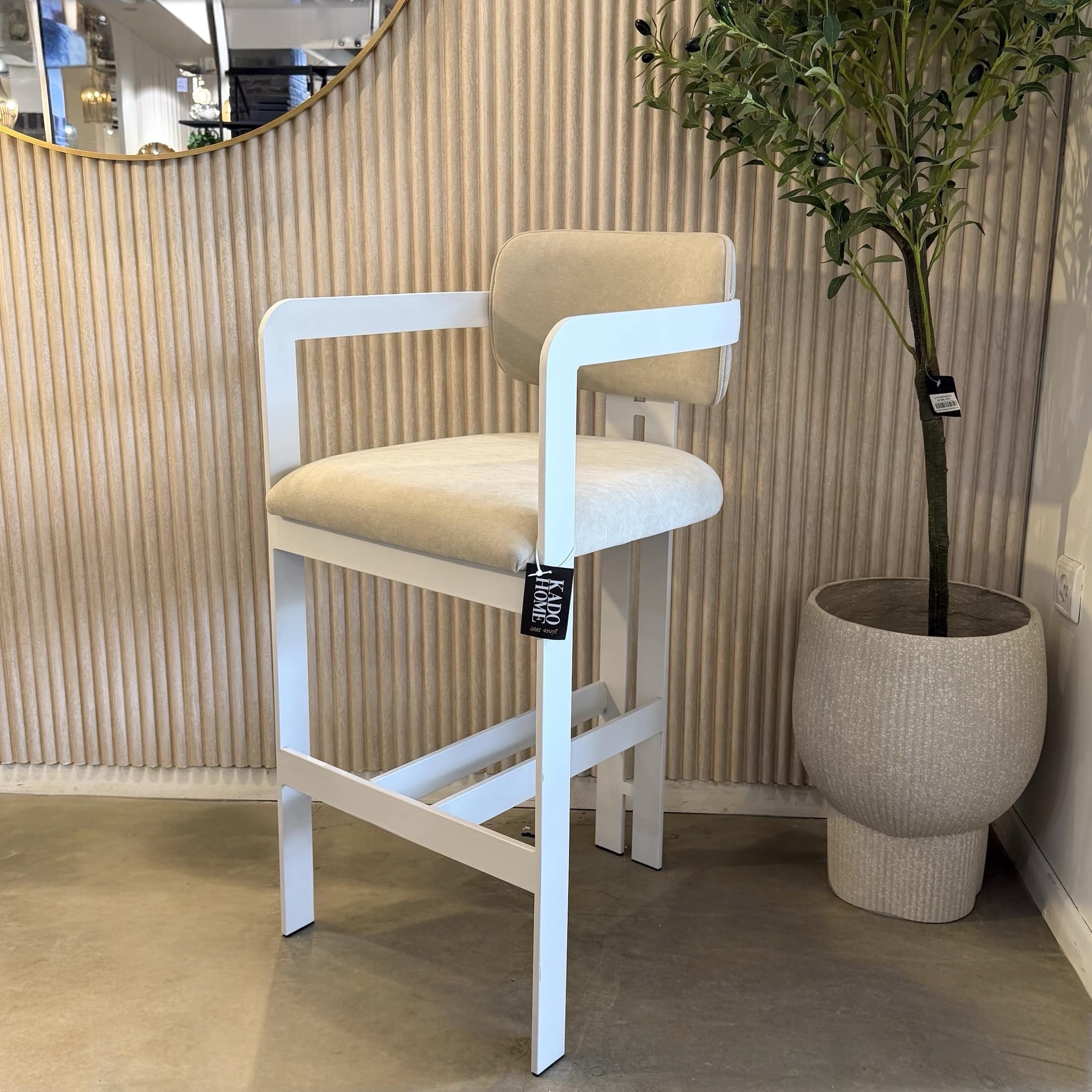 כסא בר מנדי מעוצב יוקרתי רגל שמנת בד שמנת דגם סופיטל