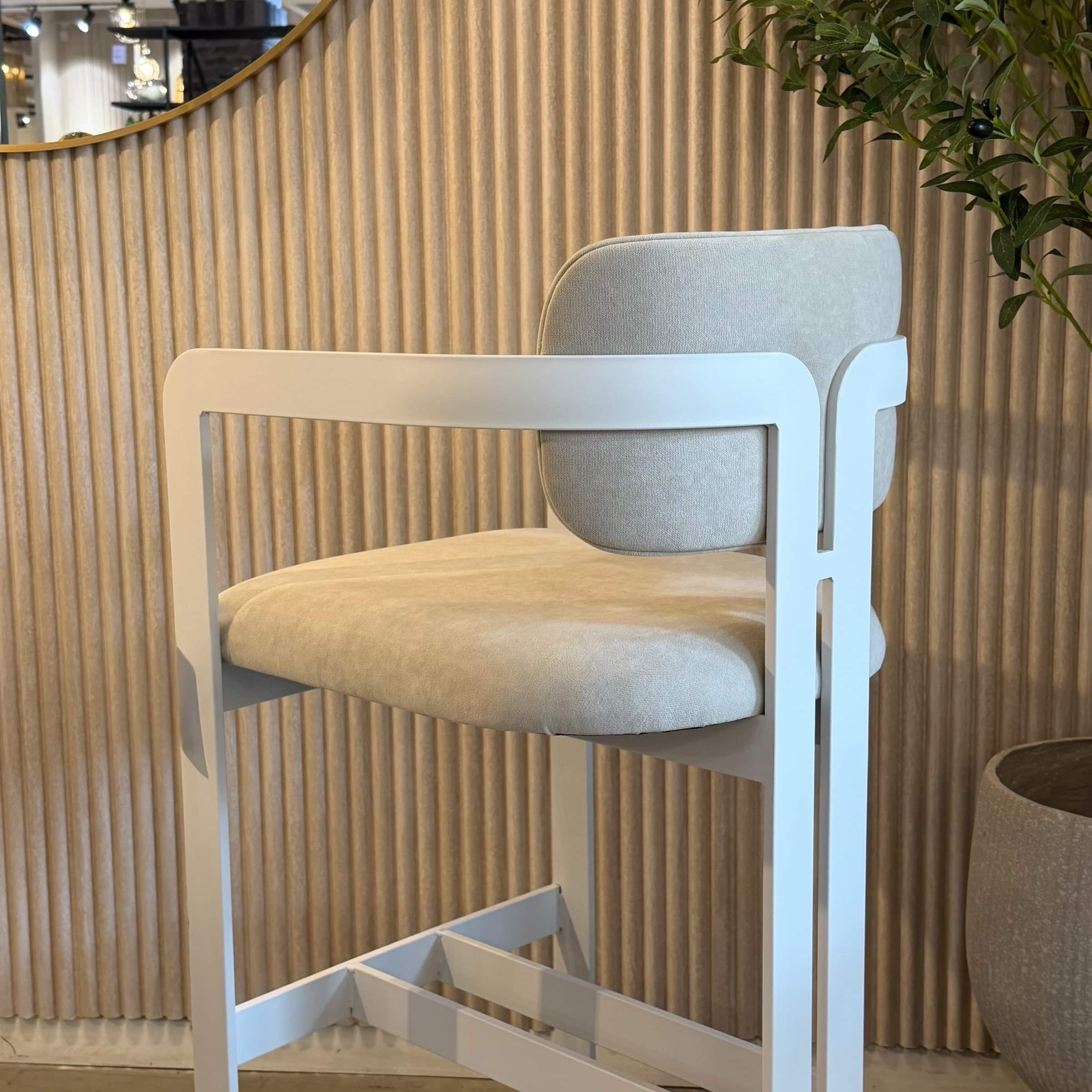 כסא בר מנדי מעוצב יוקרתי רגל שמנת בד שמנת דגם סופיטל