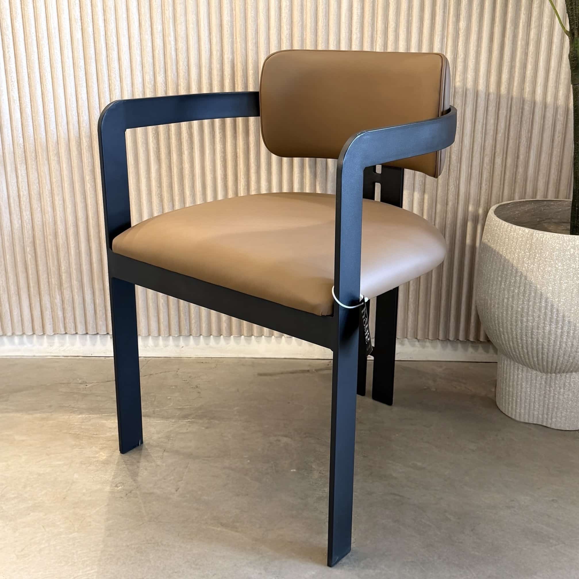 כסא מעוצב מנדי רגל שחורה בד דמוי עור כאמל דגם סופיטל כסא מעוצב מנדי רגל שחורה בד דמוי עור כאמל דגם סופיטל