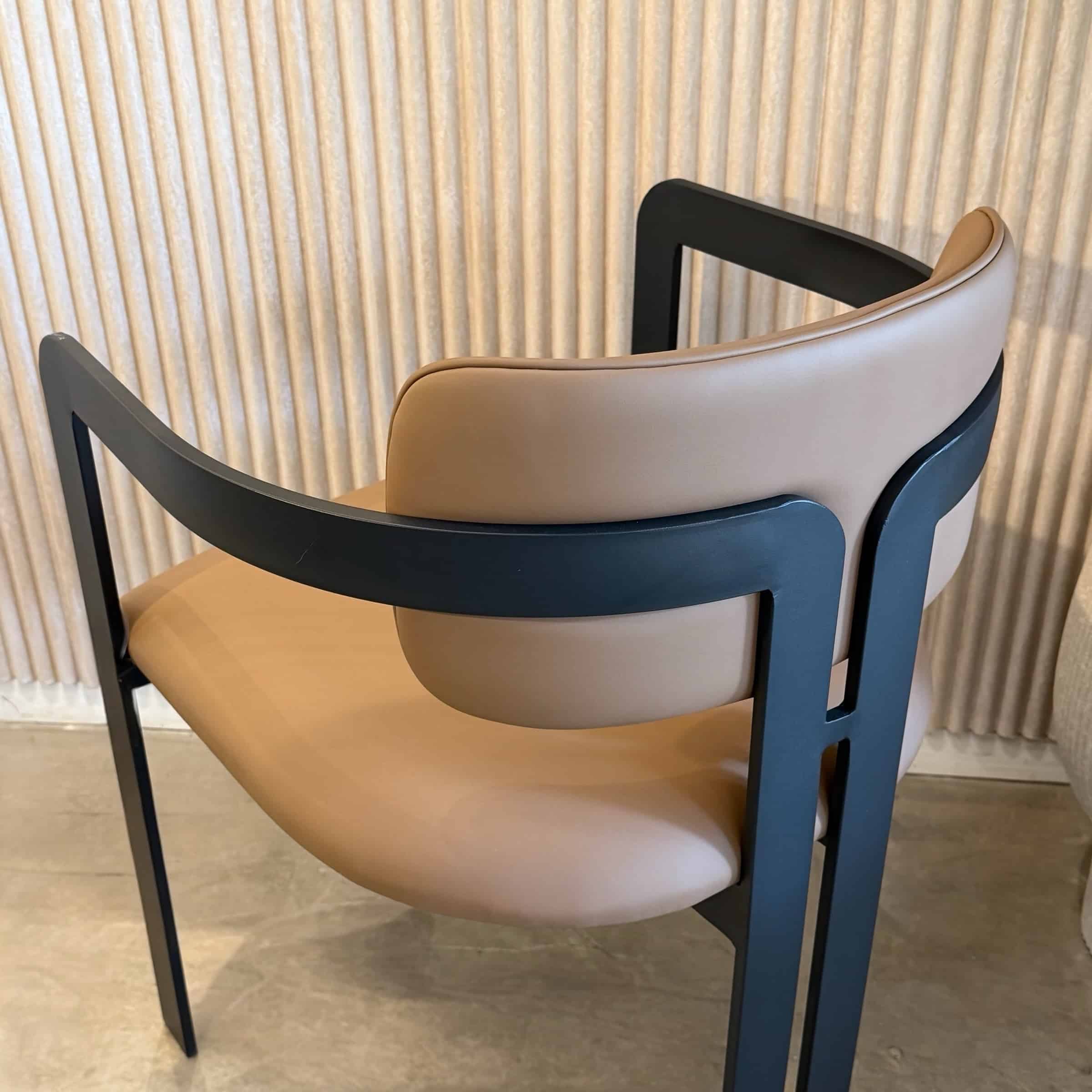 כסא מעוצב מנדי רגל שחורה בד דמוי עור כאמל דגם סופיטל כסא מעוצב מנדי רגל שחורה בד דמוי עור כאמל דגם סופיטל