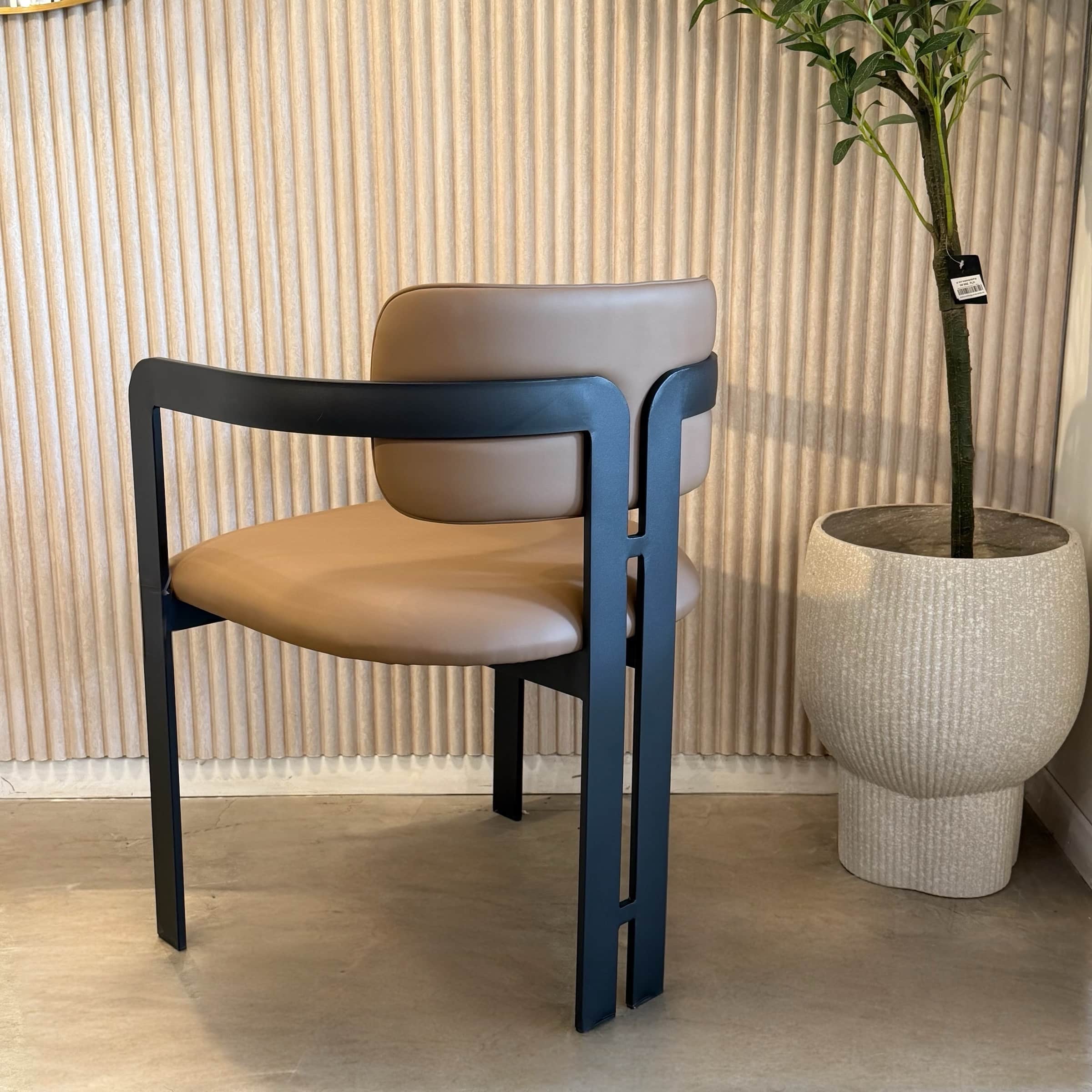 כסא מעוצב מנדי רגל שחורה בד דמוי עור כאמל דגם סופיטל כסא מעוצב מנדי רגל שחורה בד דמוי עור כאמל דגם סופיטל