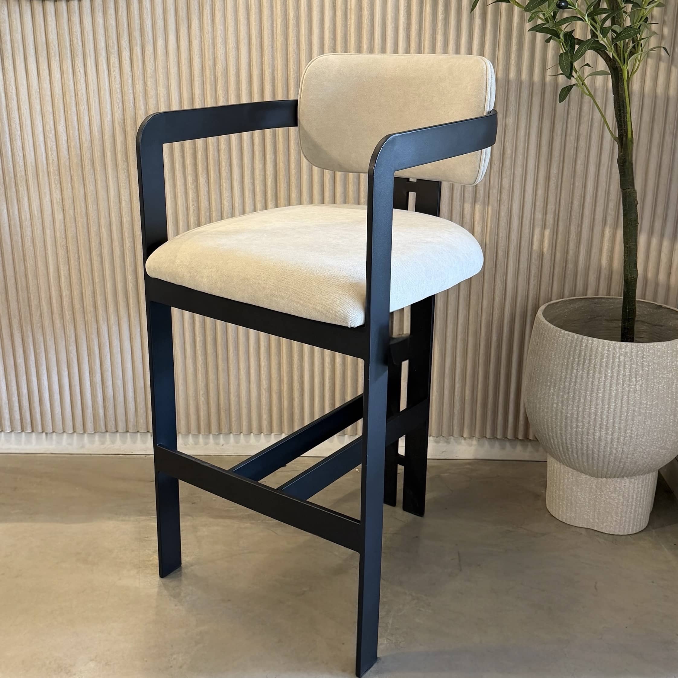 כסא בר מנדי מעוצב יוקרתי רגל שחורה בד שמנת / אבן דגם סופיטל