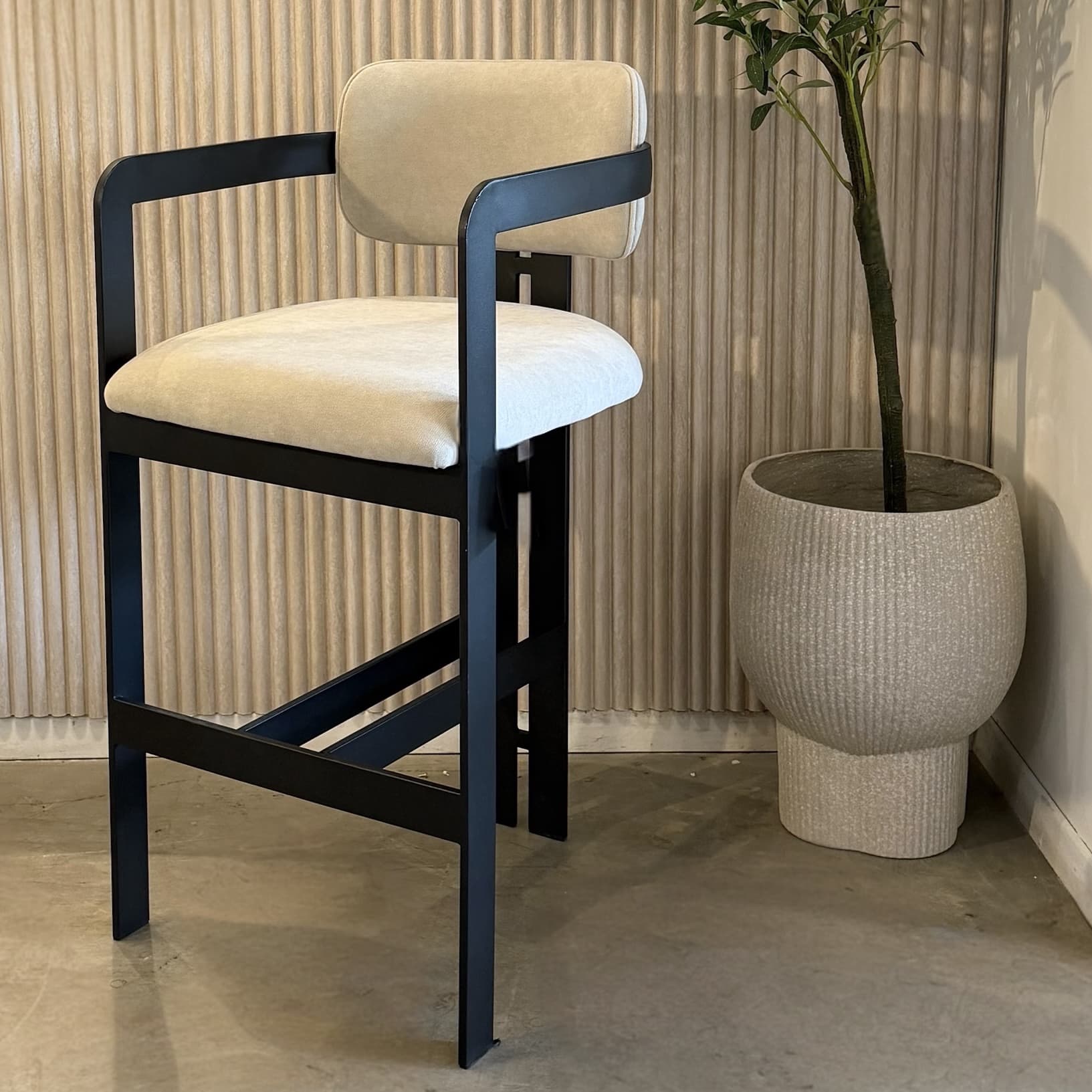 כסא בר מנדי מעוצב יוקרתי רגל שחורה בד שמנת / אבן דגם סופיטל