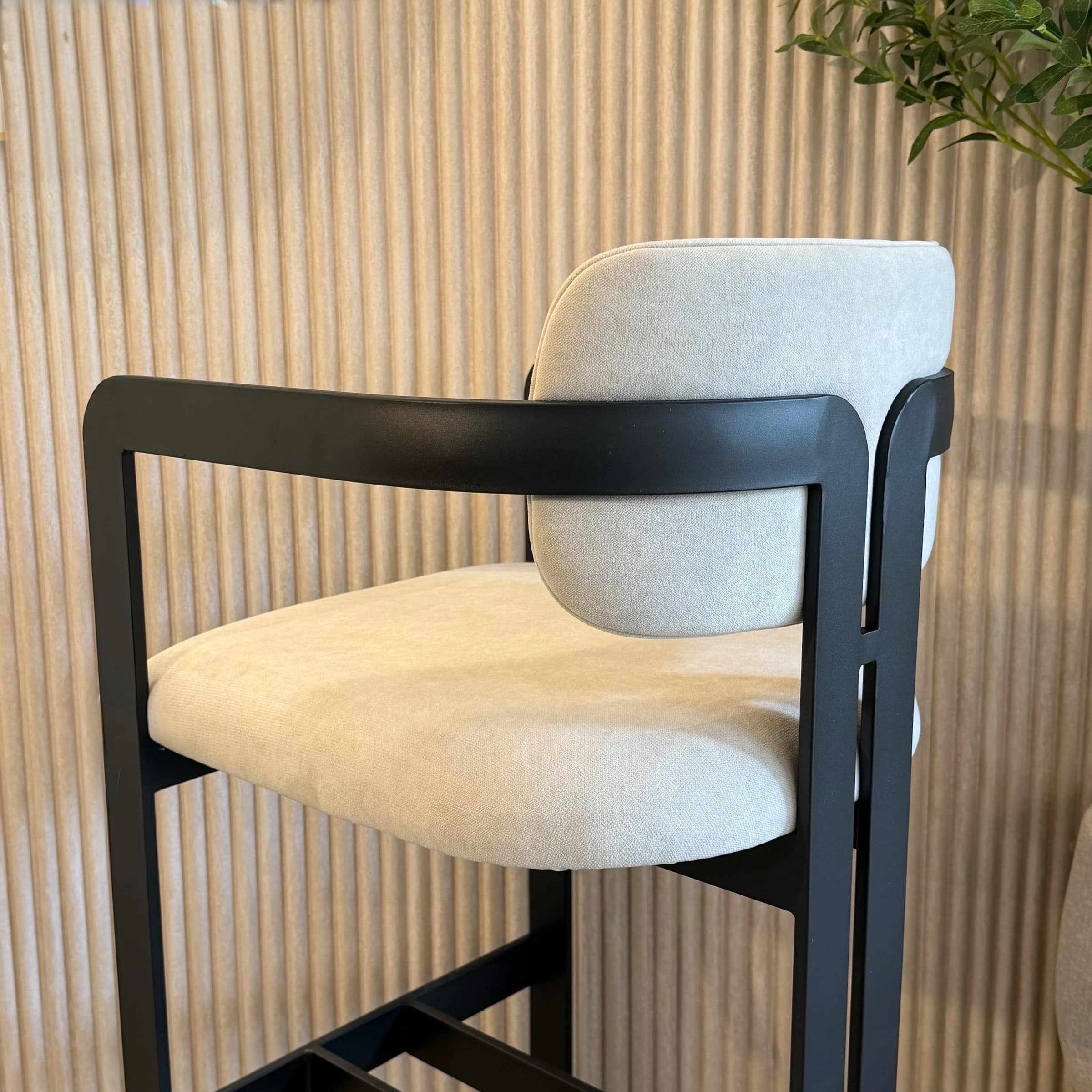 כסא בר מנדי מעוצב יוקרתי רגל שחורה בד שמנת / אבן דגם סופיטל