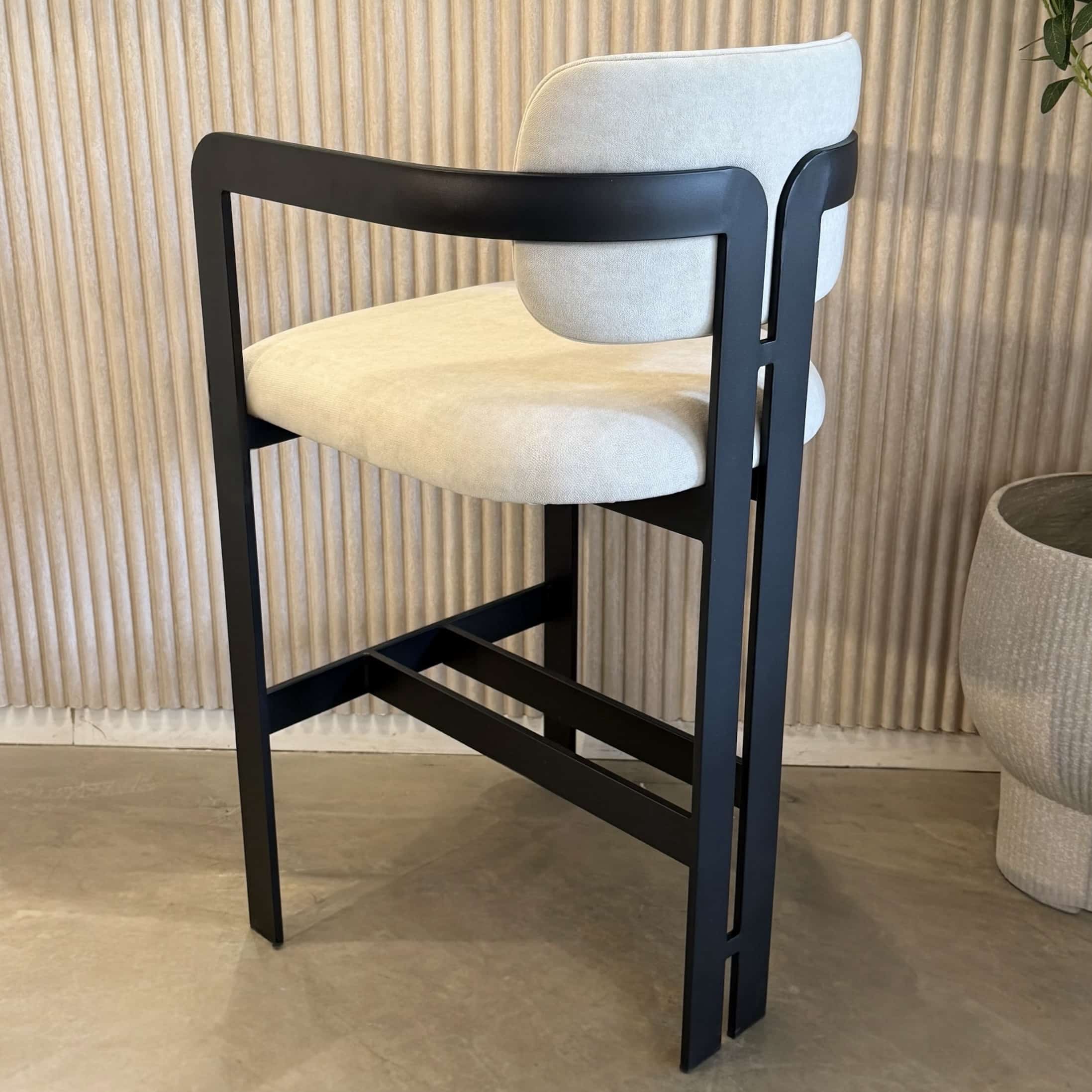 כסא בר מנדי מעוצב יוקרתי רגל שחורה בד שמנת / אבן דגם סופיטל