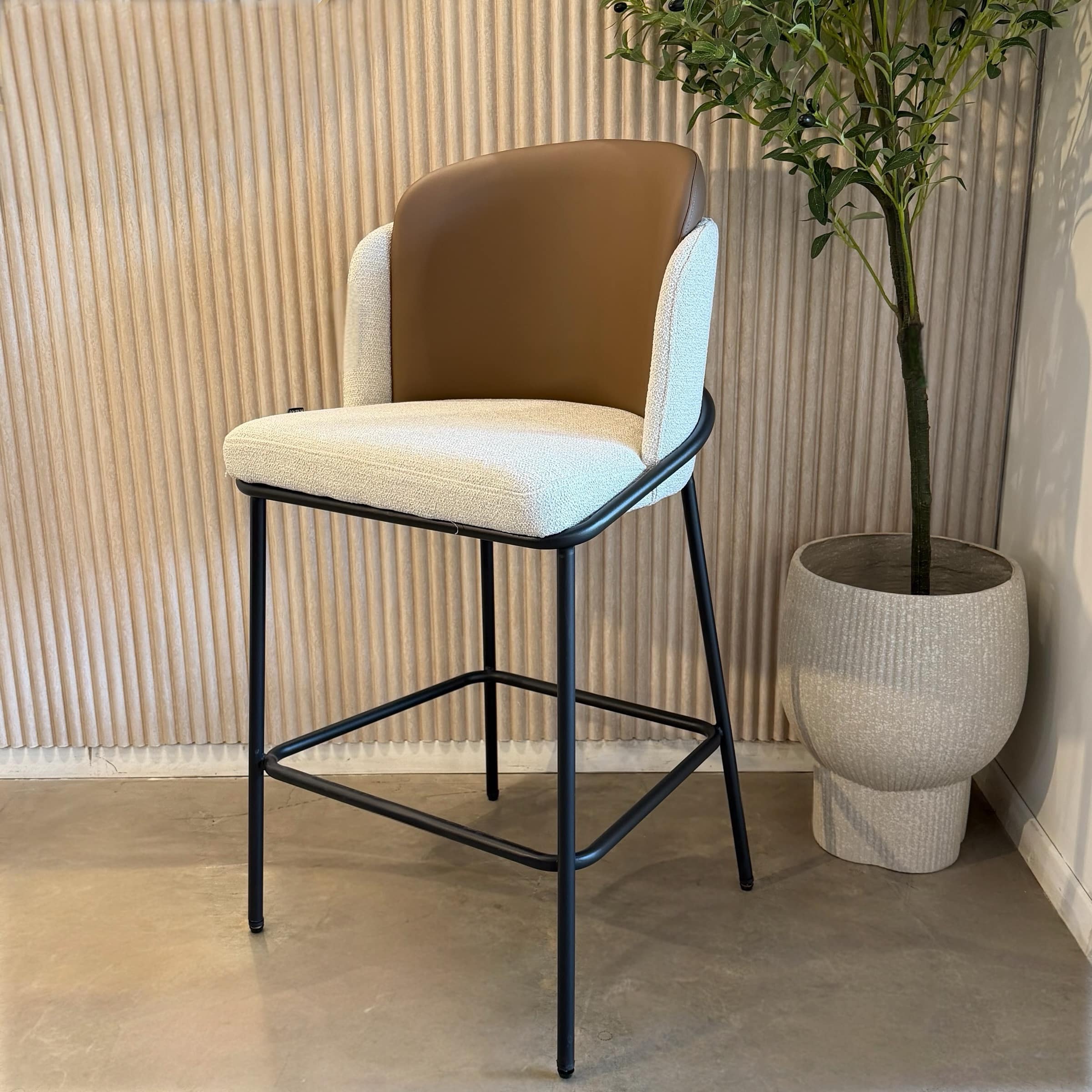 כיסא בר מעוצב איתי אריג שמנת גב כאמל דגם מנדי