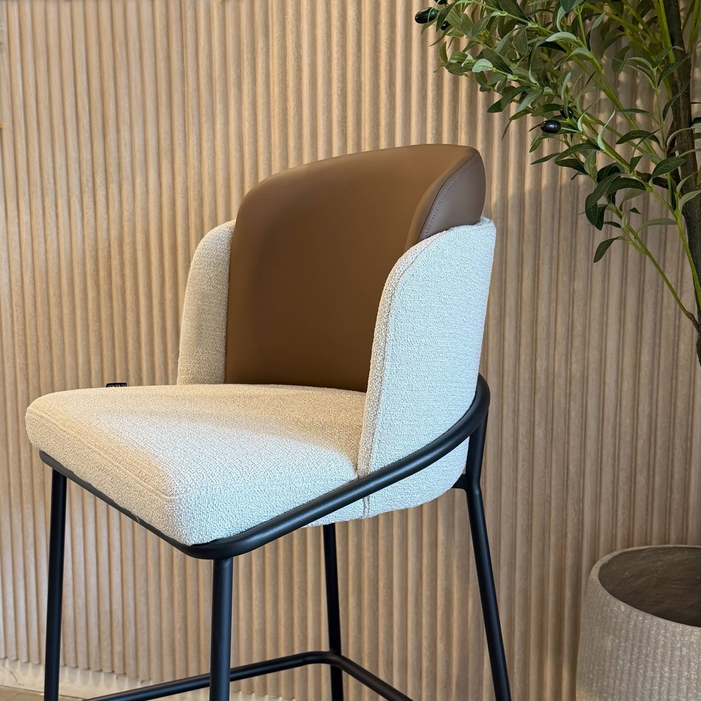 כיסא בר מעוצב איתי אריג שמנת גב כאמל דגם מנדי