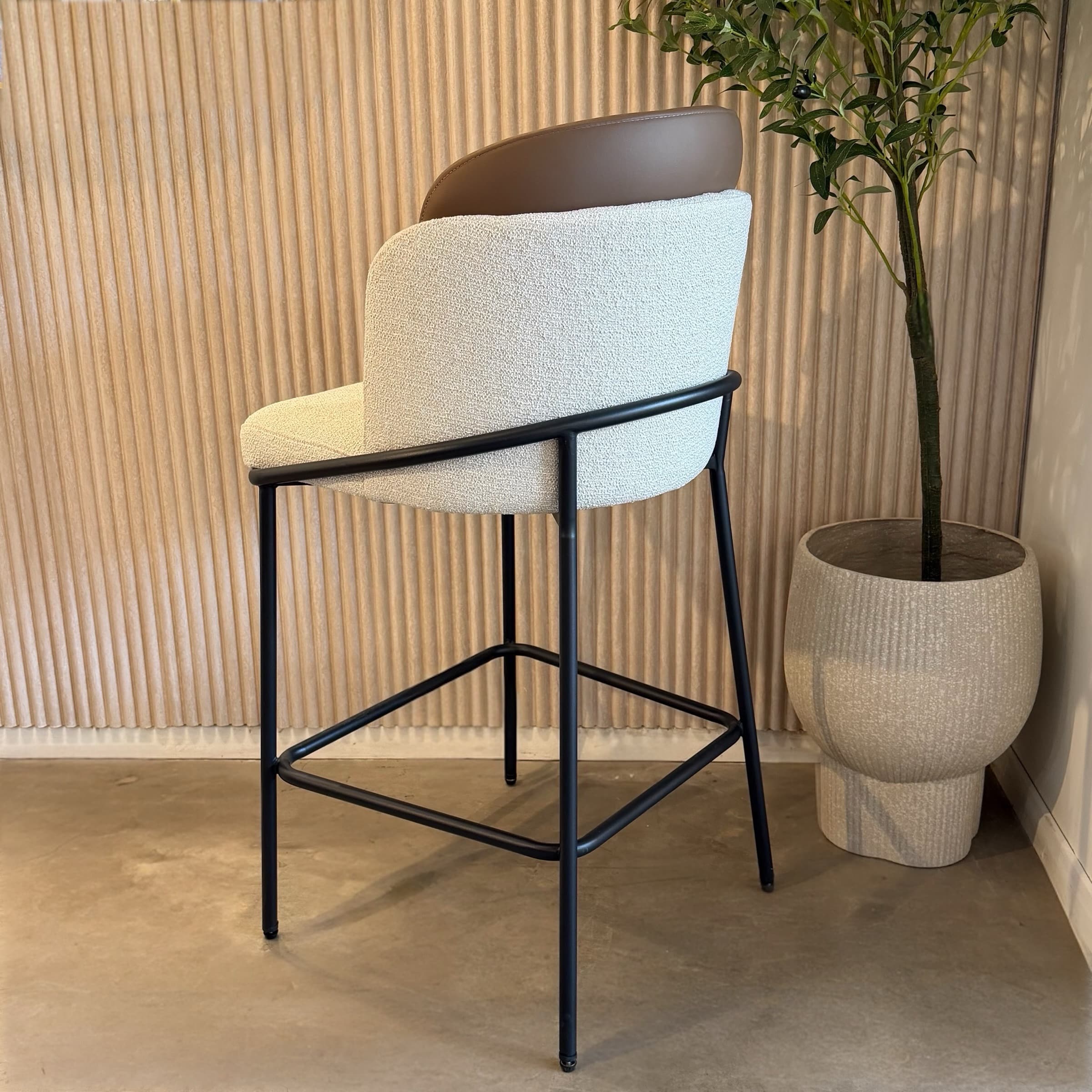 כיסא בר מעוצב איתי אריג שמנת גב כאמל דגם מנדי