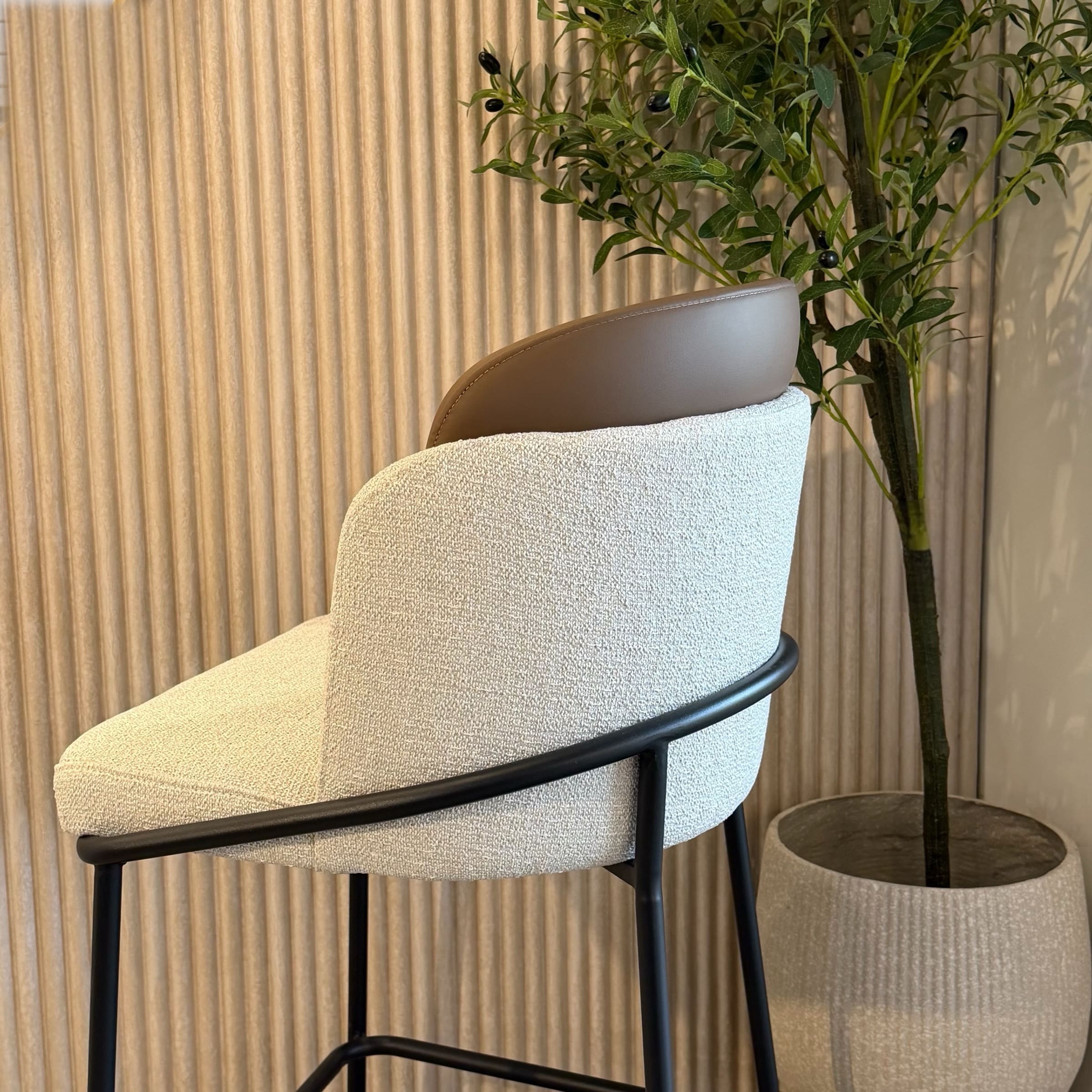 כיסא בר מעוצב איתי אריג שמנת גב כאמל דגם מנדי