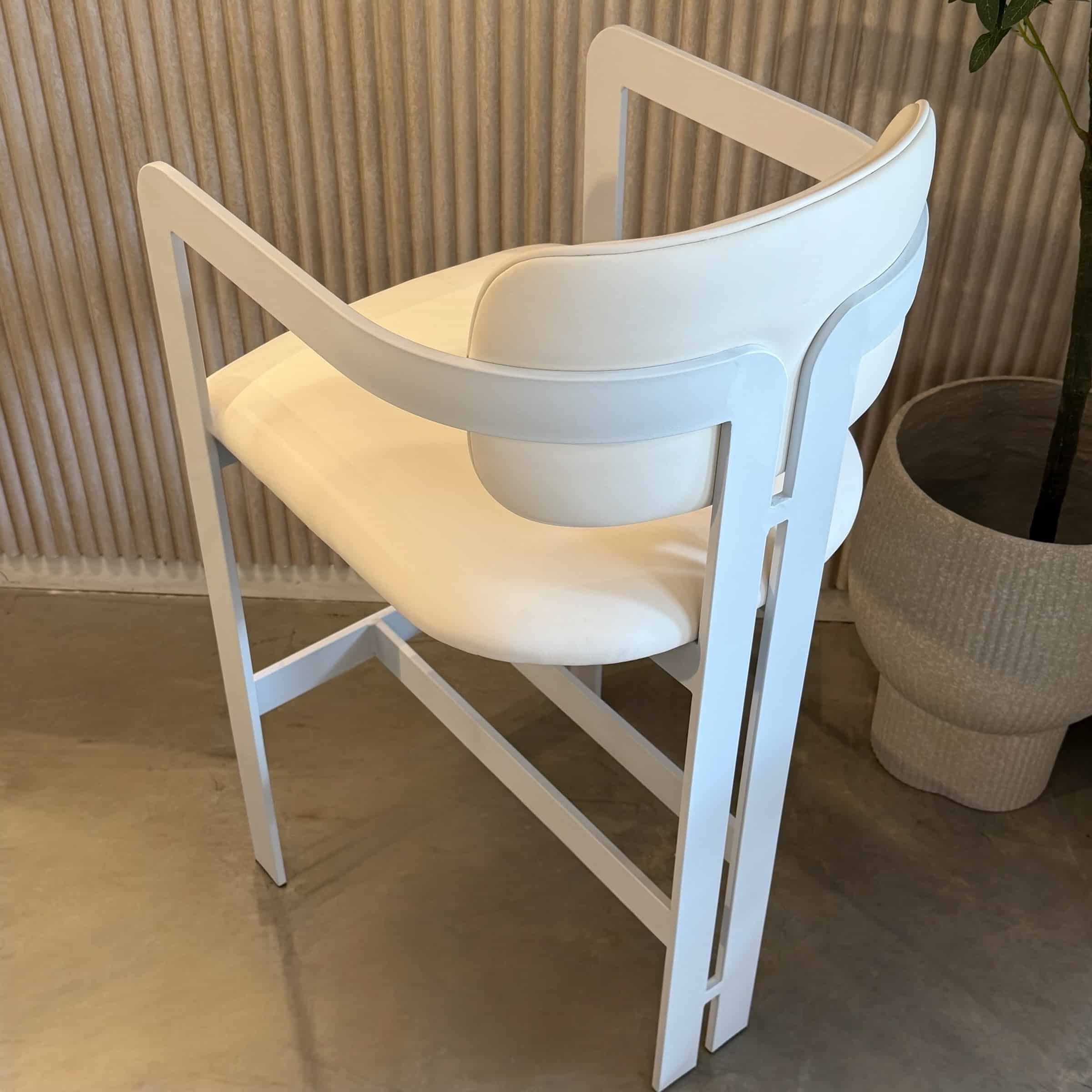 כסא בר מנדי מעוצב יוקרתי רגל שמנת דמוי עור שמנת דגם סופיטל